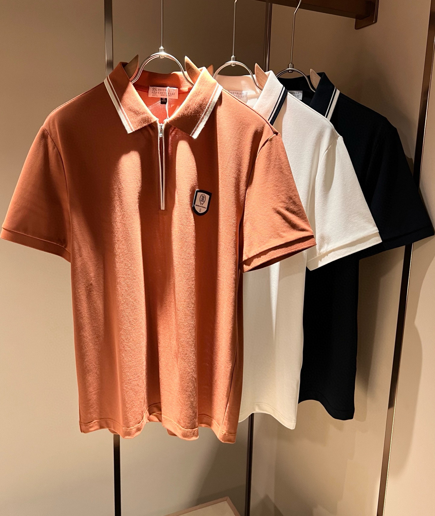 NO:429982,BC-Brunello Cucineli 2025 spring and summer new men's short-sleeved Polo shirt, a fashionable and versatile item that many celebrities love to wear!  The LOGO leather on the chest is super beautiful. Friends who like classic and simple must not miss this one!  The calm and atmospheric brand style has always been favored by the upper class! It is also the best choice for fashionable items!  The upper body is so handsome, highly recommended!  !  !  In addition to its brand added value, the biggest attraction of this short sleeve is that this short sleeve has a high cost-effectiveness in terms of color and material!  Customized original exclusive mesh cotton material design!  Environmentally friendly washing, customized fabrics, pre-shrinkage treatment to ensure a crisp style. The combed cotton fabric feels super soft and smooth and sweat-absorbing!  The wash water does not deform, the feel is comfortable and smooth, the upper body is soft and comfortable, the classic fashionable lapel design is simple and not complicated, and it is very pleasing to the eye!  Code number M-3XL, brunello cucinelli, T-shirt, alexander wang19860909BC-Brunello Cucineli 2025春夏新款男士短袖Polo衫,众多明星都爱穿的时尚百搭单品！胸前LOGO皮革超级好看,喜欢经典简约的朋友,一定不能错过了这款！沉稳大气的品牌风格一直以来备受上层人士的青睐!也是时尚单品的不二之选！ 上身帅到爆了,强烈推荐！！！这件短袖最大的吸引力除了他本身的品牌附加值,更加肯定的是这款短袖无论在颜色搭配还是材质上都有很高的性价比！ 定制原版专属网眼棉材质设计！环保水洗,定制面料,预缩处理,确保版型的挺括,精梳棉面料手感超柔顺滑又吸汗！洗水不变形,手感舒适顺滑,上身柔和舒适,经典的时尚翻领设计,精简不繁,很是耐看！码数M-3XL,,brunello cucinelli,T-shirt,alexander wang,Men's clothing