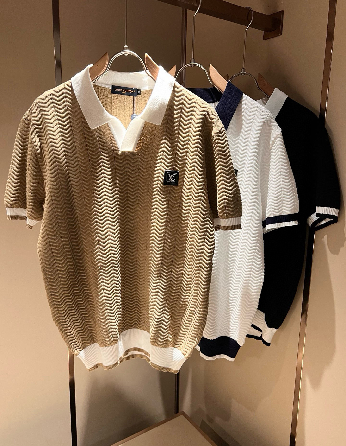 NO:430002,Louis Vuit*on Spring and Summer 2025 Louis Family Light Luxury Lapel Knit Short Sleeve!  The new high-end Louis family has always been so flawless in detail, and creative designs are endless. Letter logo leather pattern design!  It is something that everyone loves. It is made of top-quality ice silk blend, super soft and tough, and has excellent breathability. It comes from world-class trade-level OEM channels, with extremely rare quantity and no help after selling out. The three-dimensional logo presents an extraordinary texture, clean and neat. This is the special skill of the Louis family and the latest craftsmanship this quarter. The degree of meticulousness has reached the top, and the slim three-dimensional tailoring design is a unique combination of luxury and fashion!  Size M-4XL, louis vuitton,louis vuitton,t-shirt,alexander wang19860909Louis Vuit*on 2025春夏路易家族轻奢翻领针织短袖！路易家族的新高端,细节品质永远的那么完美无瑕,创意设计层出不穷.字母logo皮革图案设计！实属人见人爱的东西.顶级冰丝混纺打造,超级柔软且具有韧性,透气感也是绝佳.来自世界级贸易级别的代工厂渠道,数量极其稀少售完无补.立体Logo呈现不一般的质感,干净俐落.这是路易家族的看家绝活也是本季度的最新工艺.细致化程度已经达到顶端了,修身立体剪裁的版型设计堪称一绝.属于奢华与时尚的融合！尺码M-4XL,,louis vuitton,louis vuitton,T-shirt,alexander wang,Men's clothing