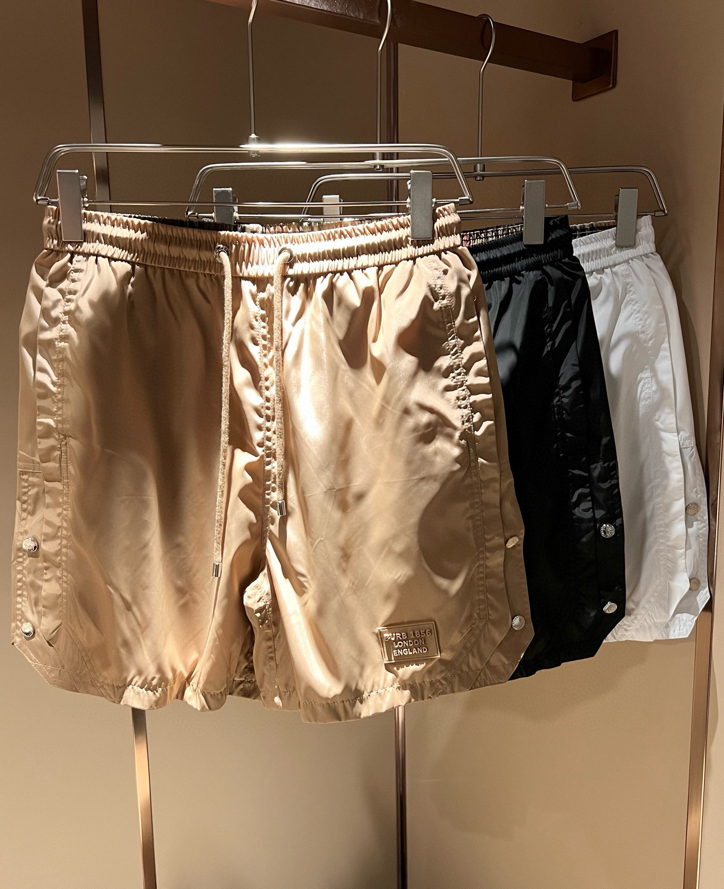 NO:429995,BURBER*Y Ba*li 2025 spring and summer new casual versatile men and women's same casual shorts!  Trading companies have sparse channels and are released on the official website at the same time!  Pants legs logo logo design!  This T-shirt is made of imported polyester fiber material. The materials used by B are still unscrupulous. It is very suitable for wearing in summer. It is skin-friendly and breathable, giving you the most comfortable and comfortable wearing experience!  Very textured and breathable, with a loose basic style cut, perfect for daily casual wear, so hurry up and buy it!  Size M-3XL, Burberry, shorts, tees, t-shirt, alexander wang19860909BURBER*Y巴*莉 2025春夏新款休闲百搭男女同款休闲短裤！贸易公司渠道稀出,同步官网发售！裤腿标识logo图案设计！此款T恤衫甄选客供进口聚酯纤维材质制作而成,B家的用料上依然是无法挑剔的,非常适合夏日里穿着,亲肤透气、给你最极致舒爽的穿着体验！ 非常有质感透气,基础宽松版型裁剪,日常休闲着穿的完美之选,还不赶紧入手！尺码M-3XL,,burberry,shorts,tees，t-shirt,alexander wang,Men's clothing