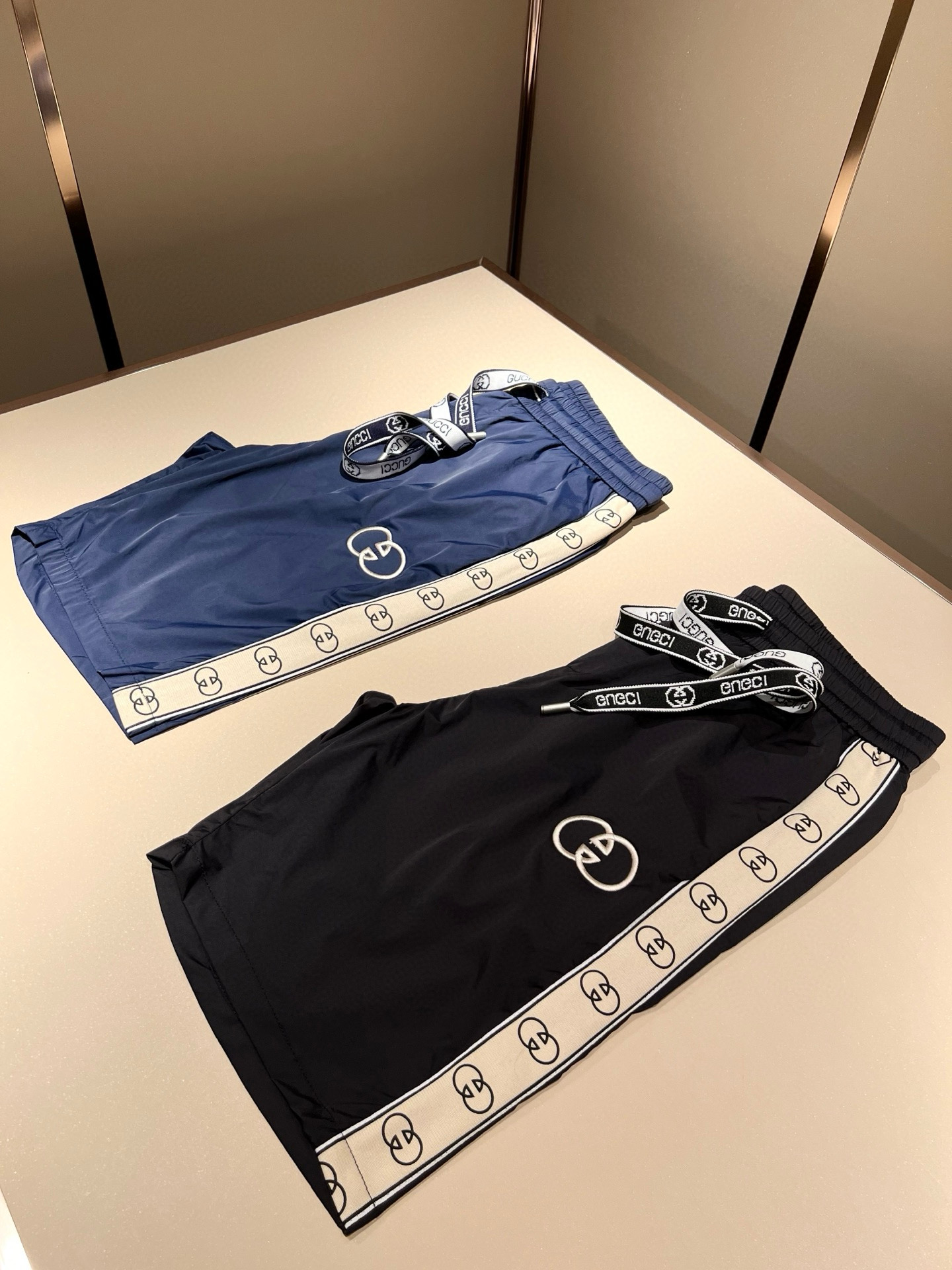 NO:479397,Gucc* Gujia 2025 Spring and Summer latest series of basic round necks for men and women, casual shorts for men and women, the same style for men and women!  Trading companies have sparse channels and are released on the official website at the same time!  New fashion elements design!  Letter logo pattern embroidery design!  Injecting full vitality into the new series, this T-shirt is carefully selected for imported polyester fiber fabrics. The fabric feels skin-friendly and soft and delicate, and has an extremely comfortable and breathable wearing experience. The whole item is very eye-catching and fashionable, and is deeply loved by young people today!  Basic loose fitting cut, neutral style regardless of age or gender, suitable for matching all the styles and looks you need in your daily life!  It is recommended to wear couple outfits to go out on the street to make it more pleasing to the eye!  Size: M-3XL, gucci, gucci, shorts, tees, t-shirt, alexander wang19860909Gucc*古家 2025春夏最新系列基础圆领男女同款休闲短裤,男女同款！贸易公司渠道稀出,同步官网发售 ！ 新时尚元素设计！字母logo图案刺绣设计！为全新系列注入满满活力,这款T恤衫用心甄选客供进口聚酯纤维面料制成,面料手感亲肤柔软细腻,拥有着无比舒适透气性的穿着体验,整件单品极具吸睛度与时尚感,深受当下年轻人的喜爱！基础宽松版型裁剪,不分年龄与性别的中性款式,适合搭配你日常所需的所有风格与造型！建议搭配情侣装出街会更为养眼出色！尺码:M-3XL,,gucci,gucci,shorts,tees，t-shirt,alexander wang,Men's clothing