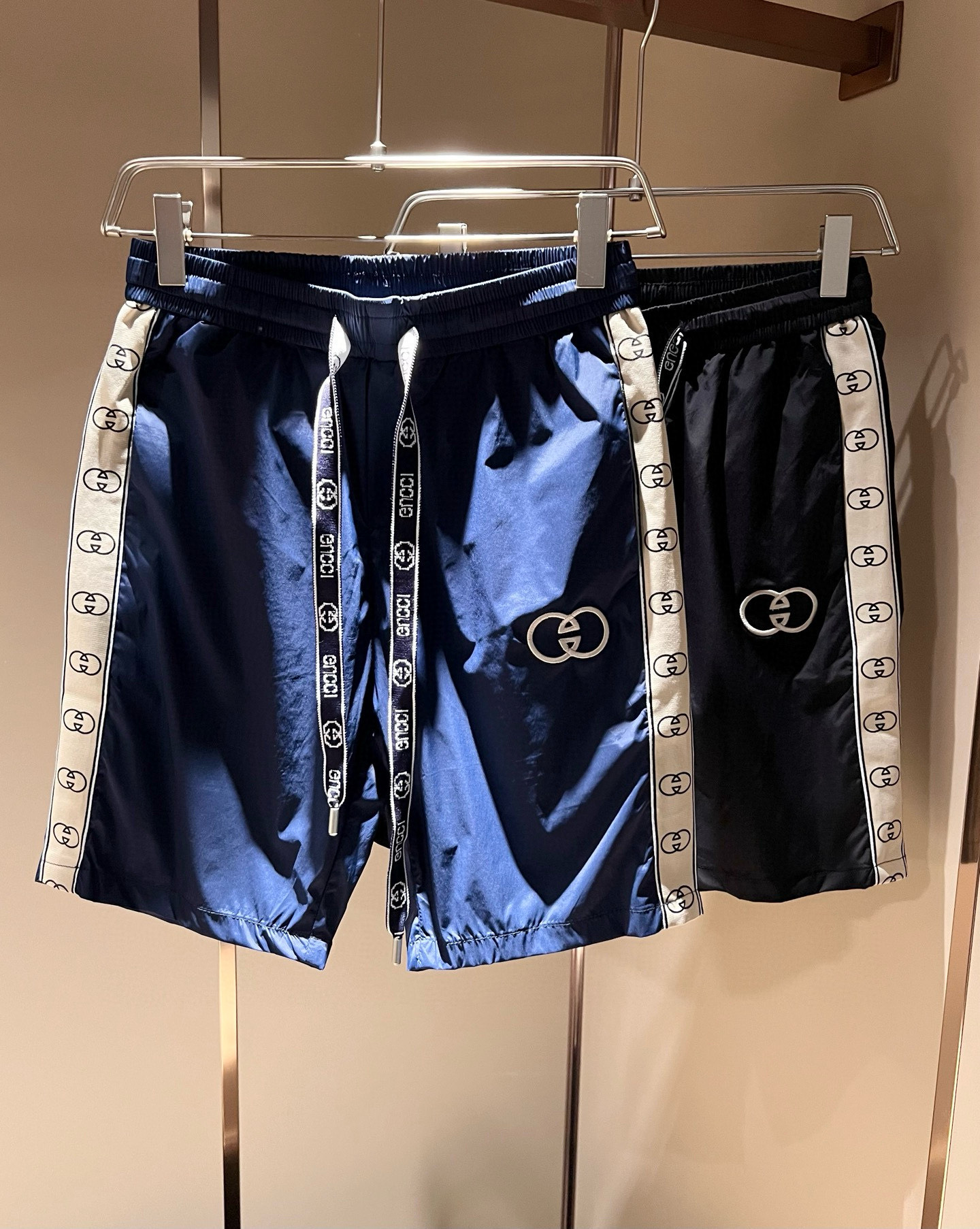 NO:430005,Gucc* Gujia 2025 Spring and Summer latest series of basic round necks for men and women, casual shorts for men and women, the same style for men and women!  Trading companies have sparse channels and are released on the official website at the same time!  New fashion elements design!  Letter logo pattern embroidery design!  Injecting full vitality into the new series, this T-shirt is carefully selected for imported polyester fiber fabrics. The fabric feels skin-friendly and soft and delicate, and has an extremely comfortable and breathable wearing experience. The whole item is very eye-catching and fashionable, and is deeply loved by young people today!  Basic loose fitting cut, neutral style regardless of age or gender, suitable for matching all the styles and looks you need in your daily life!  It is recommended to wear couple outfits to go out on the street to make it more pleasing to the eye!  Size: M-3XL, gucci, gucci, shorts, tees, t-shirt, alexander wang19860909Gucc*古家 2025春夏最新系列基础圆领男女同款休闲短裤,男女同款！贸易公司渠道稀出,同步官网发售 ！ 新时尚元素设计！字母logo图案刺绣设计！为全新系列注入满满活力,这款T恤衫用心甄选客供进口聚酯纤维面料制成,面料手感亲肤柔软细腻,拥有着无比舒适透气性的穿着体验,整件单品极具吸睛度与时尚感,深受当下年轻人的喜爱！基础宽松版型裁剪,不分年龄与性别的中性款式,适合搭配你日常所需的所有风格与造型！建议搭配情侣装出街会更为养眼出色！尺码:M-3XL,,gucci,gucci,shorts,tees，t-shirt,alexander wang,Men's clothing