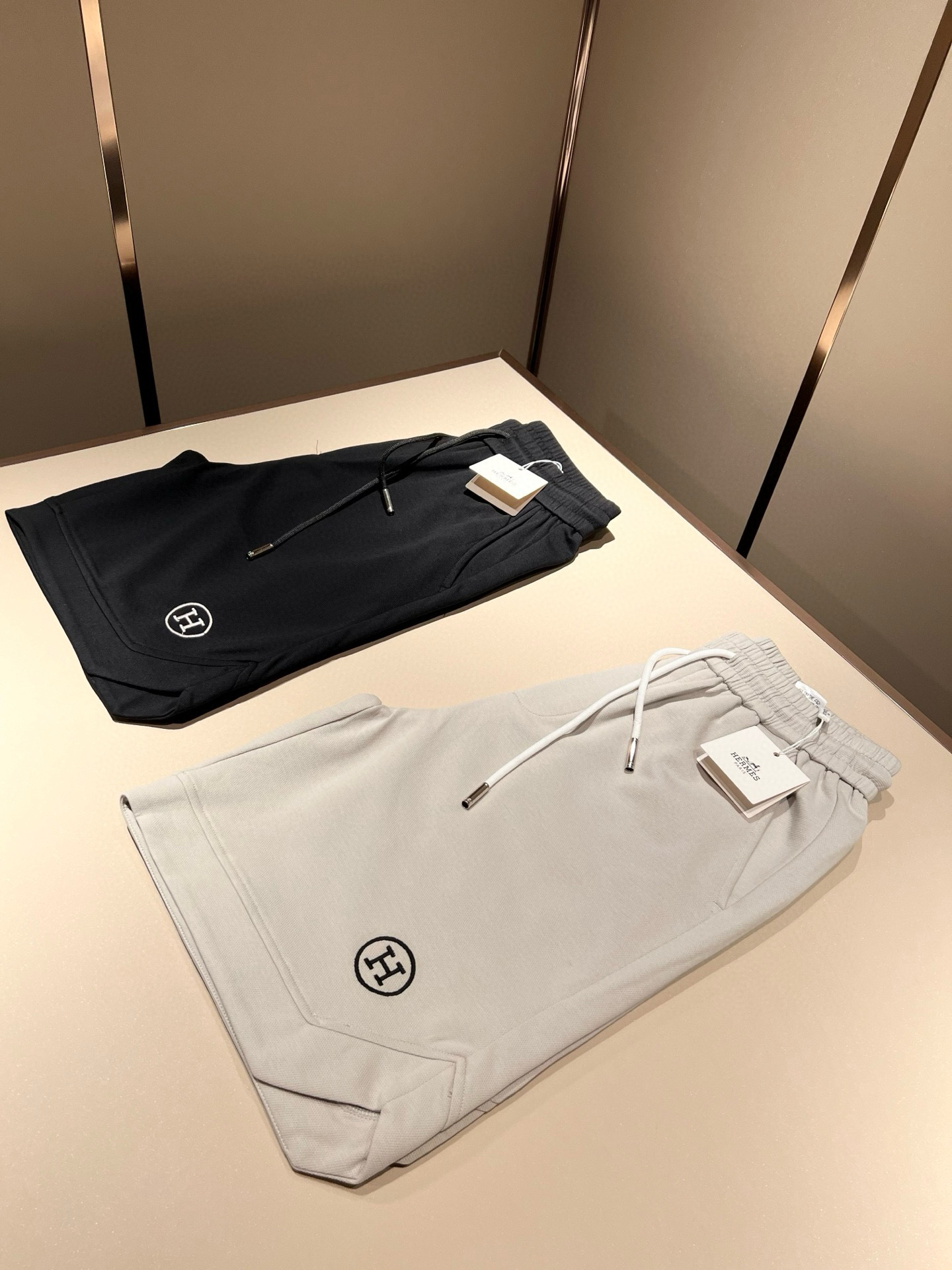 NO:490905,HERM*S AXS 2025 spring and summer men's high-end casual shorts, overseas trading company channel orders!  Shanghai Henglong store is on sale!  It is high-end, simple, and has exquisite craftsmanship and materials. It is very rigorous and demanding in pursuit of quality. It uses every detail to prove its brand image!  The typical essence of H home, the very representative H logo design!  The brand image of H home is perfectly explained, and the brand logo is built. The fabric is perfectly transformed and sublimated. The heavy environmentally friendly plant enzyme washing process has a unique retro style. It is quite outstanding. It is recognized as a universal and versatile color number and can withstand the test of any season.  Well-tailed, clean, refreshing and neat!  Size M-4XL, hermes, shorts, alexander wang19860909HERM*S爱*仕 2025春夏男士高端休闲短裤,海外贸易公司渠道订单 ！上海恒隆店在售！高级、简约,工艺和用料方面都颇为考究,对于品质的追求非常严谨和苛刻,用每一个细节来力证自身品牌形象！H家的典型精髓,极具代表性的H标识logo设计！将H家的品牌形象完美阐释出来,构建出品牌LOGO,面料得到完美蜕变和升华,重磅环保植物酵素水洗工艺,肌理有着独特的复古风格,相当出彩,公认的万能百搭色号,经得住任何季节的考验配色！剪裁精良,干净清爽且利落！尺码M-4XL,,hermes,shorts,alexander wang,Men's clothing