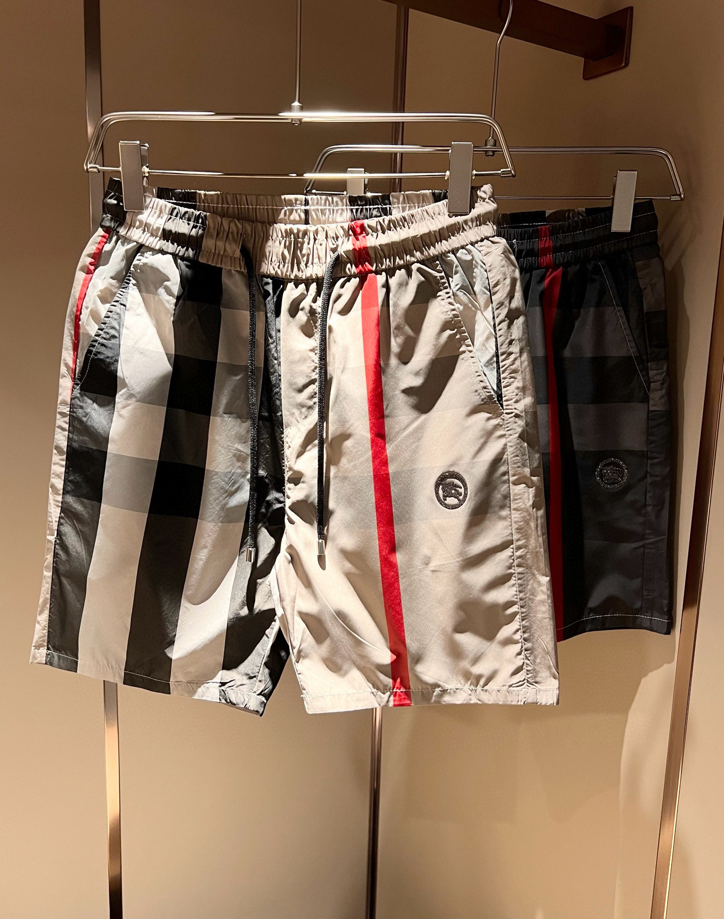 NO:430015,BURBER*Y Ba*li 2025 spring and summer new casual versatile men and women's same casual shorts!  Trading companies have sparse channels and are released on the official website at the same time!  Plaid logo pattern design!  This T-shirt is made of imported polyester fiber material. The materials used by B are still unscrupulous. It is very suitable for wearing in summer. It is skin-friendly and breathable, giving you the most comfortable and comfortable wearing experience!  Very textured and breathable, with a loose basic style cut, perfect for daily casual wear, so hurry up and buy it!  Size M-3XL, Burberry, shorts, tees, t-shirt, alexander wang19860909BURBER*Y巴*莉 2025春夏新款休闲百搭男女同款休闲短裤！贸易公司渠道稀出,同步官网发售！格子标识图案设计！此款T恤衫甄选客供进口聚酯纤维材质制作而成,B家的用料上依然是无法挑剔的,非常适合夏日里穿着,亲肤透气、给你最极致舒爽的穿着体验！ 非常有质感透气,基础宽松版型裁剪,日常休闲着穿的完美之选,还不赶紧入手！尺码M-3XL,,burberry,shorts,tees，t-shirt,alexander wang,Men's clothing