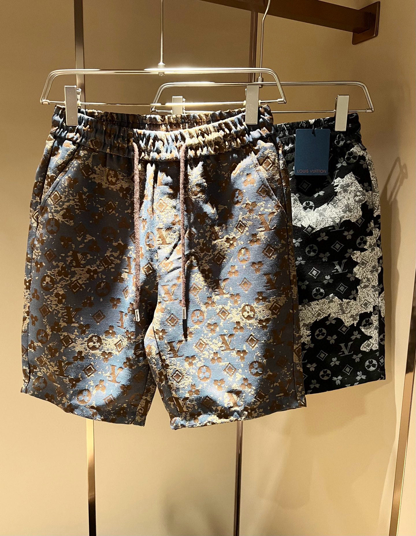 NO:430020,Louis Vuit*on Louis*Den 2025 Spring and Summer Men and Women's Logo Casual Denim Shorts, 2025 New Men and Women's Casual Shorts are launched, and it is another masterpiece that makes people shine!  Theme concept of the road * Vuitton, panoramic logo pattern printing decoration!  You can immediately feel its uniqueness when worn on the body, with a strong brand style and a relaxed look that will make you the highlight of the public!  Just because I was planted at a glance, I had to use materials, handicrafts, design and other production processes to the extreme, and imported pure cotton fabrics!  Full cotton!  The texture of this model is quite touching, the specifications and grades are known at the tentacles. The delicateness and breathability are top-notch. It instantly kills all versions in the industry. The versatile and elegant style is popular all over the world as soon as it was released. Hollywood big names and celebrities and internet celebrities are all taking the lead in buying it. I recommend it by myself. I must buy a shorts for men and women this summer!  Size M-3XL, louis vuitton,louis vuitton,shorts,alexander wang19860909Louis Vuit*on路易*登 2025春夏男女同款logo休闲牛仔短裤,2025新款男女同款休闲短裤上线了,又是一件让人眼前一亮的佳作！主题概念的路*威登,全景logo图案印花修饰！穿上身马上就能感受到它的与众不同,品牌风格浓烈,轻松的能让你变成大众亮点！只因为一眼就被种草,喜欢就要任性用料、手工、 设计等各方面的制作工序都是做到了极致,百分百进口纯棉的面料！棉质饱满！此款的质感相当感人 触手便知规格档次 细腻程度与透气效果堪称顶级 秒杀业内一切版本的存在.百搭的气质款,一发布就火爆全球,好莱坞大咖 明星大V网红都纷纷抢先入手,自留墙裂推荐,今年夏天必入的一款短裤男女同款！ 尺码M-3XL,,louis vuitton,louis vuitton,shorts,alexander wang,Men's clothing