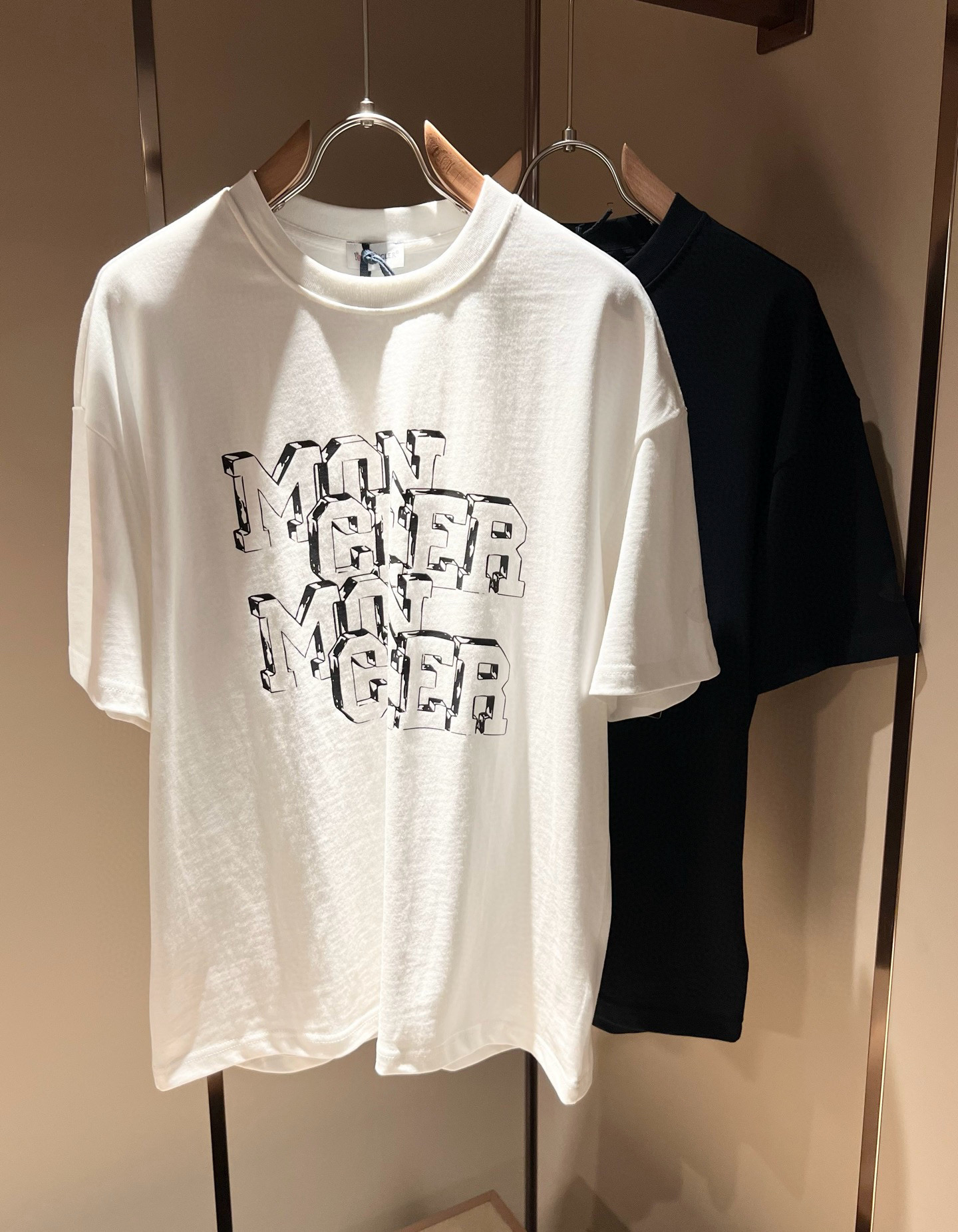 NO:430025,Moncler Mengjia 2025 Spring and Summer Latest Men and Women's Same Trade Order Short-sleeved T-shirt, Full Quality!  !  Internet celebrity style!  Use logo pattern to press glue design!  The upper body is comfortable and breathable, not stiff, and the overall three-dimensional feeling is rich. Quality export orders, customized exclusive pure cotton fabric tailoring to meet the simple needs of commuters for dressing. The upper body is very effective, slim and not picky about the figure. The fabric workmanship... Improper, only good craftsmanship can make you feel good and tasteful. A must-have item for everyone!  Size S-2XL, T-shirt,tees,t-shirt,alexander wang19860909Moncler蒙家 2025春夏最新男女同款贸易订单短袖T恤,全品相！！网红款！采用logo图案压胶设计！上身舒适透气,不僵硬,整体有着丰富的立体感,品质出口订单,定制专属纯棉面料剪裁,满足通勤人们对于着装的简约需求,上身效果很好,显瘦,不挑剔身材.面料做工....无可挑剔,好工艺好面料才能穿出好品味一款,人手必备单品！尺码S-2XL,,T-shirt,tees，t-shirt,alexander wang,Men's clothing