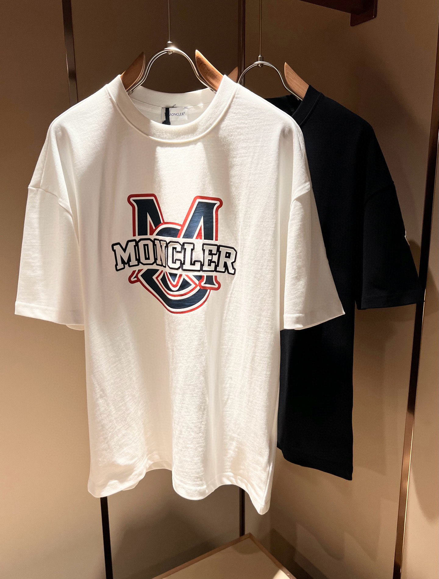 NO:429987,Moncler Mengjia 2025 Spring and Summer Latest Men and Women's Same Trade Order Short-sleeved T-shirt, Full Quality!  !  Internet celebrity style!  Use logo pattern to press glue design!  The upper body is comfortable and breathable, not stiff, and the overall three-dimensional feeling is rich. Quality export orders, customized exclusive pure cotton fabric tailoring to meet the simple needs of commuters for dressing. The upper body is very effective, slim and not picky about the figure. The fabric workmanship... Improper, only good craftsmanship can make you feel good and tasteful. A must-have item for everyone!  Size S-2XL, T-shirt,tees,t-shirt,alexander wang19860909Moncler蒙家 2025春夏最新男女同款贸易订单短袖T恤,全品相！！网红款！采用logo图案压胶设计！上身舒适透气,不僵硬,整体有着丰富的立体感,品质出口订单,定制专属纯棉面料剪裁,满足通勤人们对于着装的简约需求,上身效果很好,显瘦,不挑剔身材.面料做工....无可挑剔,好工艺好面料才能穿出好品味一款,人手必备单品！尺码S-2XL,,T-shirt,tees，t-shirt,alexander wang,Men's clothing