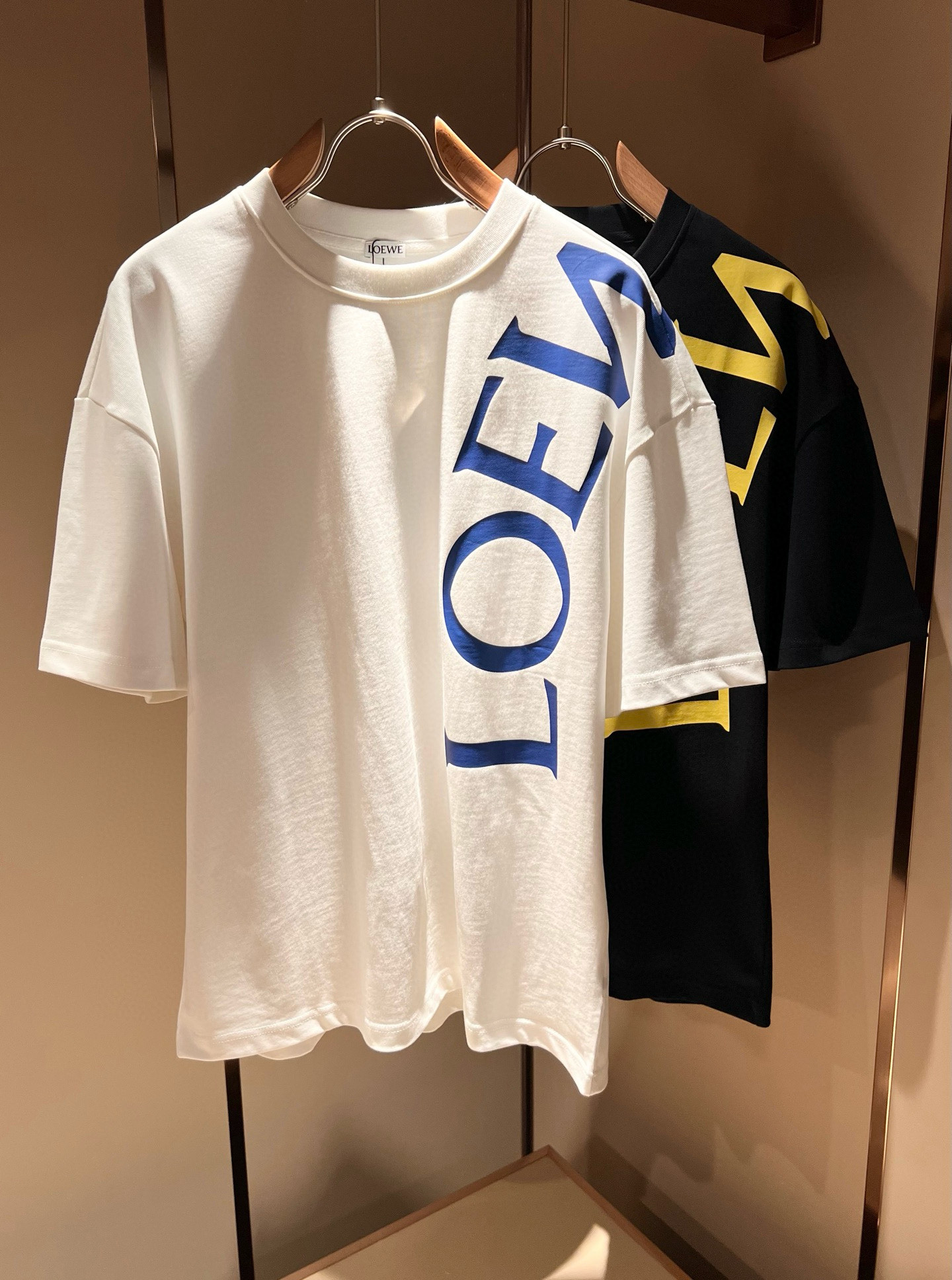 NO:429997,LOE*WE Luo*We 2025 spring and summer new short-sleeved T-shirt for men and women, original Italian order channel, very personalized and high-end style, logo logo pattern printing craft design!  Couple pure cotton short-sleeved T-shirt!  !  The latest fashion trends and popular products are here, and it is another simple and high-end fashion item. It is a fashion product with very high-end outfit charm. It is a must-have item for fashion trends!  Original Italian manufacturer channels, special-level orders, and released at the same time as Hong Kong, Macao and Taiwan buyers. This model is also the latest popular product of Luo Yiweijia this year and the most classic product. Its specifications and grades are beyond doubt!  !  The choice is very diverse, and it can be said that this model naturally has a fresh and natural feeling, showing the brand charm and high-end feeling. The texture of this model is very good, and the heavy weight and brilliant skin-friendliness that can be seen with hands are even better, and it is a complete enjoyment of wearing!  !  Size: S-2XL, loewe,loewe,T-shirt,tees,t-shirt,alexander wang19860909LOE*WE罗*威 2025春夏新款男女同款短袖T恤,意大利原厂订单渠道,极具个性高级风,标志logo图案印花工艺设计！情侣款纯棉短袖T恤！！最新时尚潮流人气产物驾到,又是一款简约高级的时尚单品,穿搭魅力十分高级不俗的时尚产物 ,时尚潮流必备单品！意大利原厂渠道,特供级别订单,同步港澳台买手店发布,此款也是罗意威家今年的最新人气产物,也是最经典的产物,其规格跟档次更是毋庸置疑！！ 选择极具多样化,言而喻此款自然具备那种清新自然的感觉,彰显品牌魅力与高级感,此款的质感十分的到位,用手可以感知的重磅跟出彩亲肤程度更是上佳,十足的穿着享受！！尺码: S -2XL,,loewe,loewe,T-shirt,tees，t-shirt,alexander wang,Men's clothing