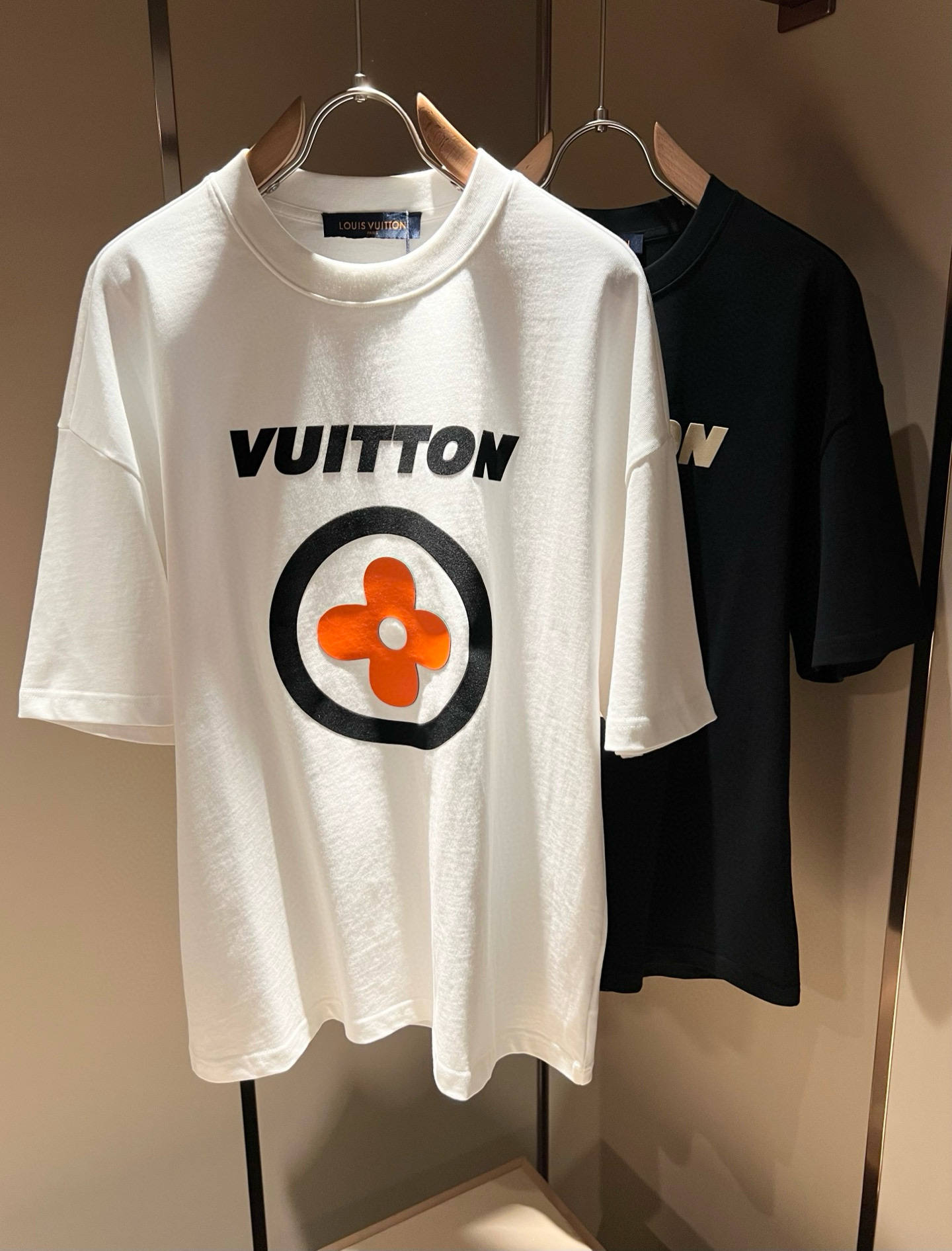 NO:430017,LouisVuitt*Louis*Deng The new series of spring and summer 2025 products are launched, a very fashionable and avant-garde short-sleeved T-shirt for men and women, with logo logo pattern offset printing technology modification!  Different from the past, it declares the design concept that has been passed down for many years in the brand!  Its eye-catchingness is no less than any classic style, perfectly presenting the fashionable, high-end and luxurious feeling in front of the world!  Made of imported cotton, the customer-supplied and imported cotton material is selected, with a high-quality 260g pure cotton fabric, which has a soft and soft touch, and the real thing is definitely beyond your imagination. It is extremely comfortable and breathable in close body. Even if you sweat profusely, you will not feel greasy or stuffy. It will bring sweating and moisture absorption to the extreme!  Size S-2XL, louis vuitton,louis vuitton,t-shirt,tees,t-shirt,alexander wang19860909LouisVuitt*路易*登 2025春夏全新系列单品上线,非常时髦前卫的一款男女同款短袖T恤,标识logo图案压胶印花工艺修饰！区别于以往的不同,宣示品牌传承多年的设计理念！其吸睛度完全不亚于任何经典款式,将时髦高级感与奢华感完美呈现在世人眼前！客供进口全棉材质制成,精选优质260g纯棉面料,触感软糯亲肤细腻,实物到手绝对超乎你的想象,贴身无比舒适透气,即便是汗流浃背也不会有腻身及闷热感可言,将排汗吸湿性发挥到了极致！尺码S-2XL,,louis vuitton,louis vuitton,T-shirt,tees，t-shirt,alexander wang,Men's clothing