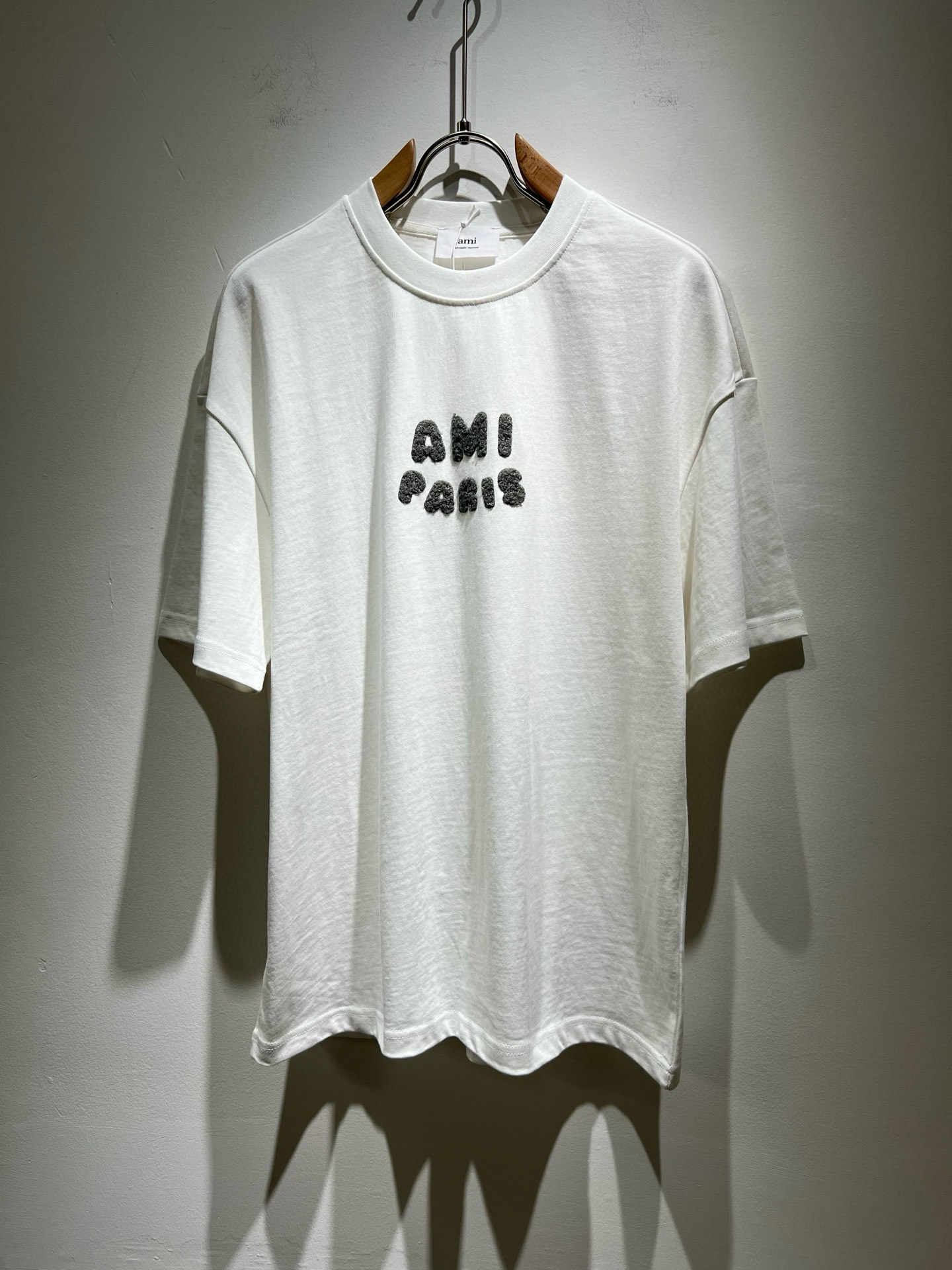 NO:430003,AMI 2025 spring and summer new short-sleeved T-shirt for men and women, the latest model is exclusively available on the entire network!  !  ~ It is classic and fashionable and versatile, who doesn’t like it? It will show the classic again. It is very pleasing to the eye and comes with a low luxury halo and recognition!  The traditional brand concept and modern advanced technology are perfectly combined. Coupled with the extremely modern and modern minimalist design, the exclusive flocking letter logo design!  Customized 100% imported pure cotton fabric!  The texture of this model is quite touching, the specifications and grades are known with tentacles. The degree of delicateness and breathability are top-notch!  Size S-2XL, T-shirt,tees,t-shirt,alexander wang19860909AMI 2025春夏新款男女同款短袖T恤,最新款全网独家首上！！~既经典有时尚百搭,谁不爱啊,将经典再次展现,非常的耐看,自带低奢光环与辨识度！传统的品牌理念和现代化的先进技术进行了完美结合.加上极其现代摩登风范的简约设计,专属植绒字母logo设计！定制百分百进口纯棉面料！此款的质感相当感人 触手便知规格档次 细腻程度与透气效果堪称顶级！尺码S-2XL,,T-shirt,tees，t-shirt,alexander wang,Men's clothing