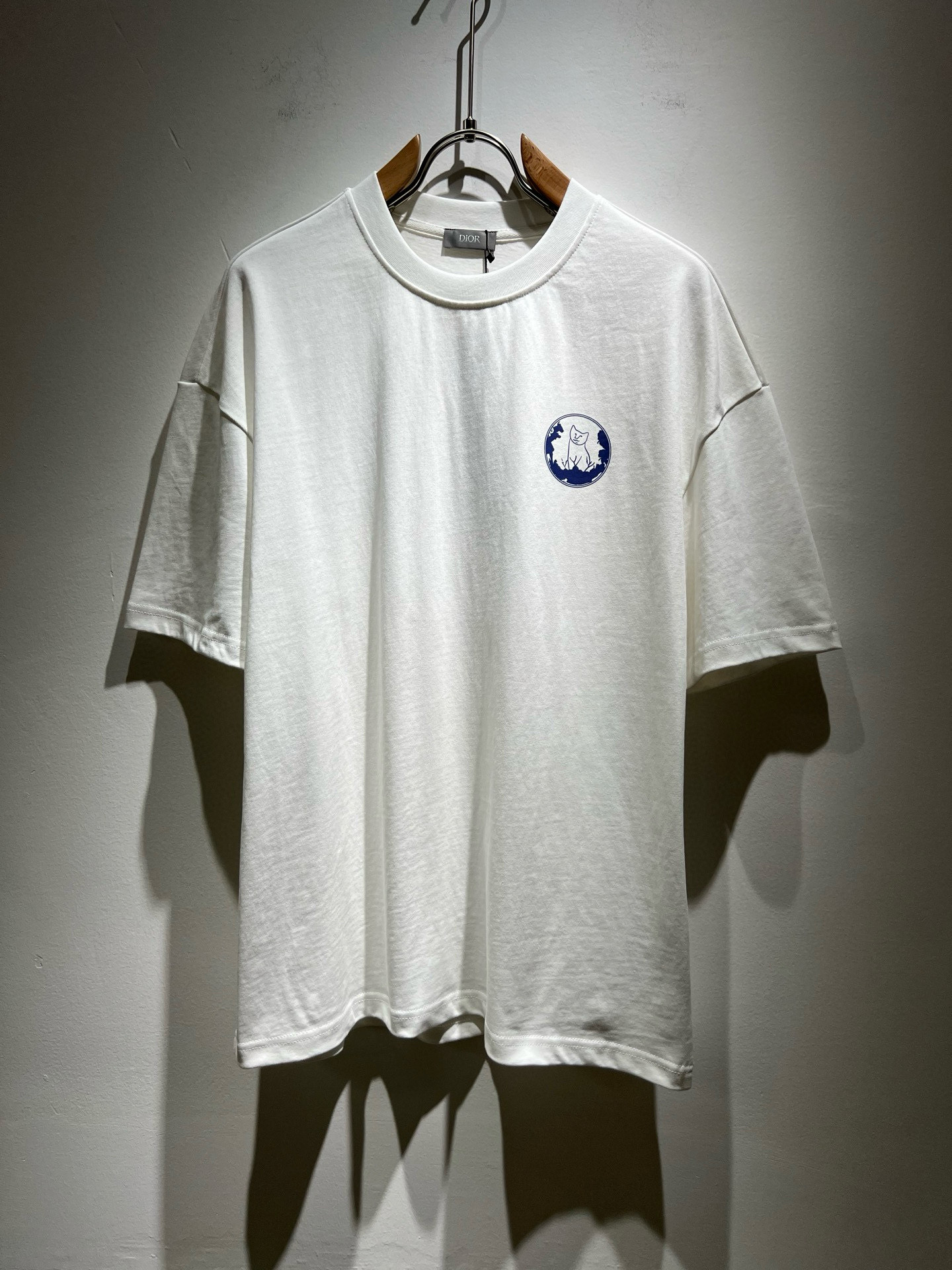 NO:430018,Dio*Dijia 2025 spring and summer new short-sleeved T-shirt for men and women, and the counter is available at the same time!  Customized exclusive 260g pure cotton fabric, customized original craft threads, front and rear logo pattern printing technology design!  Simple and generous, calm and versatile, extremely high-end, perfectly integrated with fashion and style, a top fashionable style that perfectly suits the outside wear!  The overall feeling is natural!  The ultimate classic versatile short-sleeved T-shirt is designed with the latest three-dimensional letter logo print elements!  The ultimate perfection of heavy industry!  Fans who pursue high quality are please buy them by themselves, and all fans who know the goods are invited to appreciate this model together!  !  Size S-2XL, dior,dior,t-shirt,tees,t-shirt,alexander wang19860909Dio*迪家 2025春夏新款男女同款短袖T恤,专柜同步发售！定制专属260克纯棉面料,定制原版工艺螺纹,前后logo图案印花工艺设计！简约大方,从容百搭,档次极高,完美融入时尚还有风情感一款完美符合外穿的顶尖时髦气质款！整体给人浑然天成的感觉！极致经典的百搭型短袖T恤,采用最新的立体字母logo印花元素设计！极致的重工极致的完美！追求高品质的粉丝们请自行抢购,诚邀所有识货的粉丝一同鉴赏此款！！尺码S-2XL,,dior,dior,T-shirt,tees，t-shirt,alexander wang,Men's clothing