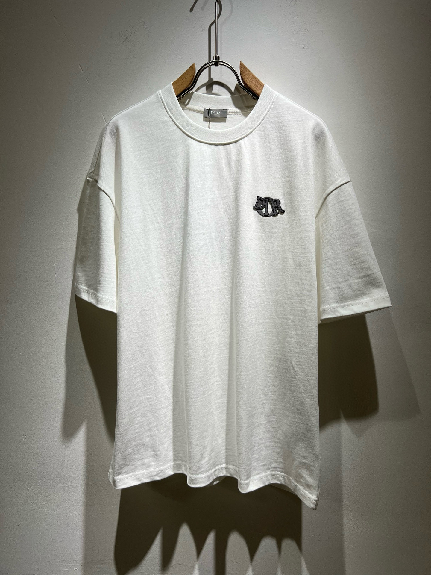 NO:430027,Dio*Dijia 2025 spring and summer new short-sleeved T-shirt for men and women, and the counter is available at the same time!  Customized exclusive 260g pure cotton fabric, customized original craft threads, chest logo pattern glue pressing technology design!  Simple and generous, calm and versatile, extremely high-end, perfectly integrated with fashion and style, a top fashionable style that perfectly suits the outside wear!  The overall feeling is natural!  The ultimate classic versatile short-sleeved T-shirt is designed with the latest three-dimensional letter logo print elements!  The ultimate perfection of heavy industry!  Fans who pursue high quality are please buy them by themselves, and all fans who know the goods are invited to appreciate this model together!  !  Size S-2XL, dior,dior,t-shirt,tees,t-shirt,alexander wang19860909Dio*迪家 2025春夏新款男女同款短袖T恤,专柜同步发售！定制专属260克纯棉面料,定制原版工艺螺纹,胸前logo图案压胶工艺设计！简约大方,从容百搭,档次极高,完美融入时尚还有风情感一款完美符合外穿的顶尖时髦气质款！整体给人浑然天成的感觉！极致经典的百搭型短袖T恤,采用最新的立体字母logo印花元素设计！极致的重工极致的完美！追求高品质的粉丝们请自行抢购,诚邀所有识货的粉丝一同鉴赏此款！！尺码S-2XL,,dior,dior,T-shirt,tees，t-shirt,alexander wang,Men's clothing