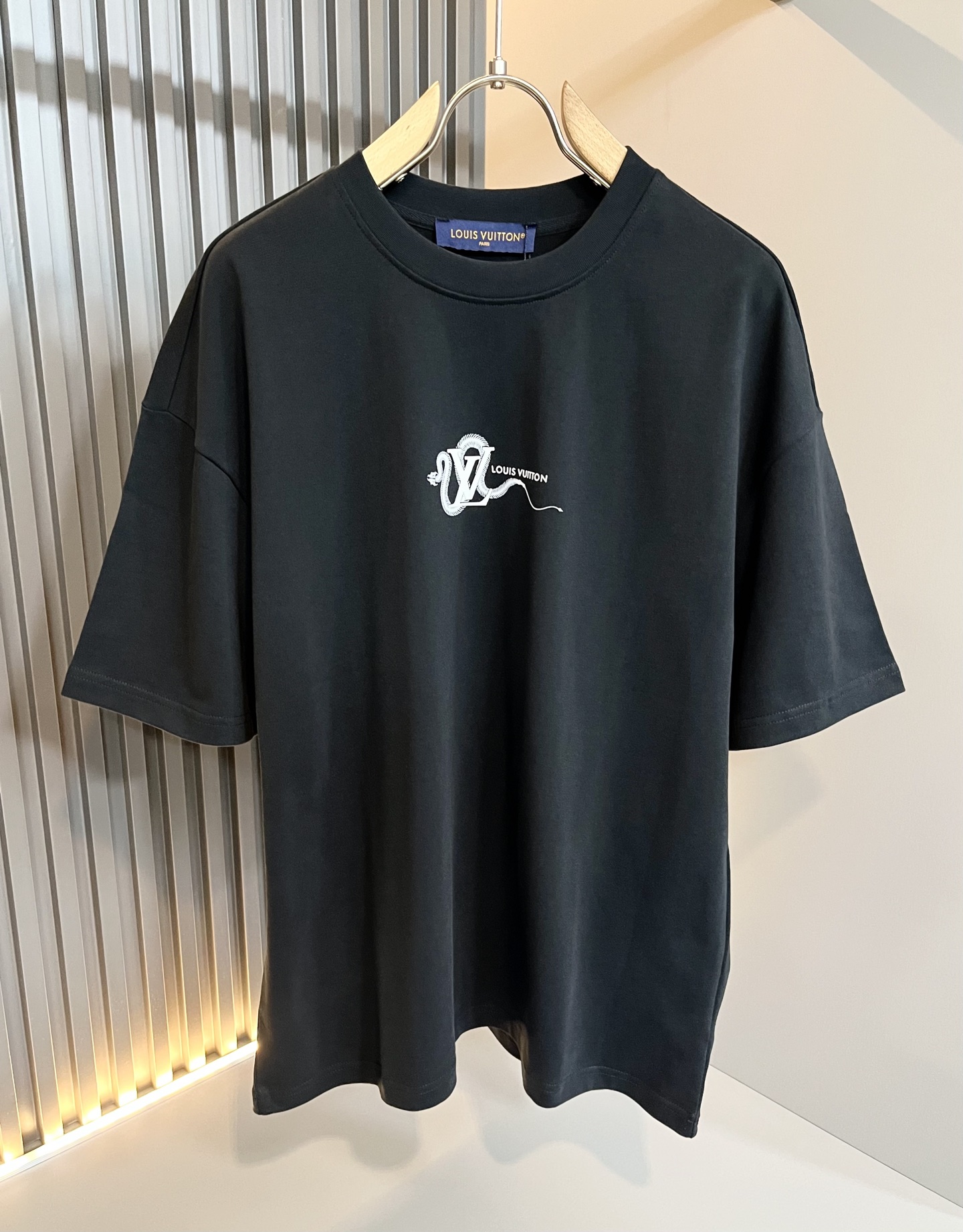 NO:429990,LouisVuitt*Louis*Deng The new series of spring and summer 2025 products are launched, a very fashionable and avant-garde casual suit for men and women, with logo pattern glue-touching decoration!  Different from the past, it declares the design concept that has been passed down for many years in the brand!  Its eye-catchingness is no less than any classic style, perfectly presenting the fashionable, high-end and luxurious feeling in front of the world!  Made of imported cotton, the customer-supplied and imported cotton material is selected, with a high-quality 260g pure cotton fabric, which has a soft and soft touch, and the real thing is definitely beyond your imagination. It is extremely comfortable and breathable in close body. Even if you sweat profusely, you will not feel greasy or stuffy. It will bring sweating and moisture absorption to the extreme!  Size M-2XL, louis vuitton,louis vuitton,alexander wang19860909LouisVuitt*路易*登 2025春夏全新系列单品上线,非常时髦前卫的一款男女同款休闲套装,标识logo图案压胶修饰！区别于以往的不同,宣示品牌传承多年的设计理念！其吸睛度完全不亚于任何经典款式,将时髦高级感与奢华感完美呈现在世人眼前！客供进口全棉材质制成,精选优质260g纯棉面料,触感软糯亲肤细腻,实物到手绝对超乎你的想象,贴身无比舒适透气,即便是汗流浃背也不会有腻身及闷热感可言,将排汗吸湿性发挥到了极致！尺码M-2XL,,louis vuitton,louis vuitton,alexander wang,Men's clothing