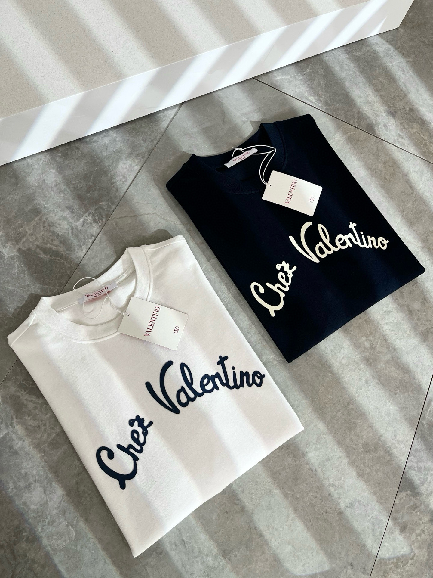 NO:431568,VALENTI*O Warren*nu~Counter style, 2025 spring and summer new short-sleeved T-shirt, chest logo pressing design!  Simple, fashionable and young, versatile style, and a young and elegant upper body feel!  It will never be outdated. All major counters are listed simultaneously. The orders of goods, workmanship and details of the foreign trade full-quality trading company are very well-established, and they are very particular. The fabric is made of 300g pure cotton fabric!  The upper body is comfortable and breathable, and the overall feels very crisp. It is worn on a daily basis. Whether it is worn alone or in the inner wear, it is simple and brilliant. Casual men and women should not miss it. Size S-2XL, valentino, valentino, T-shirt, tees, t-shirt, alexander wang19860909VALENTI*O华伦*奴～柜台款、2025春夏新款短袖T恤衫,胸前logo压胶设计！简单时尚而年轻,百搭风格,上身感很年轻优雅！永远不会过时.各大柜台同步上市,外贸全品相贸易公司订单货品,做工和细节部位非常到位,非常讲究.合体的剪裁.面料采用300g纯棉面料！上身舒适透气,整体又有很好的挺括感,日常基础穿着.不管单穿还是内搭,简简单单就很出彩,休闲男女不容错过.尺码S-2XL,,valentino,valentino,T-shirt,tees，t-shirt,alexander wang,Men's clothing