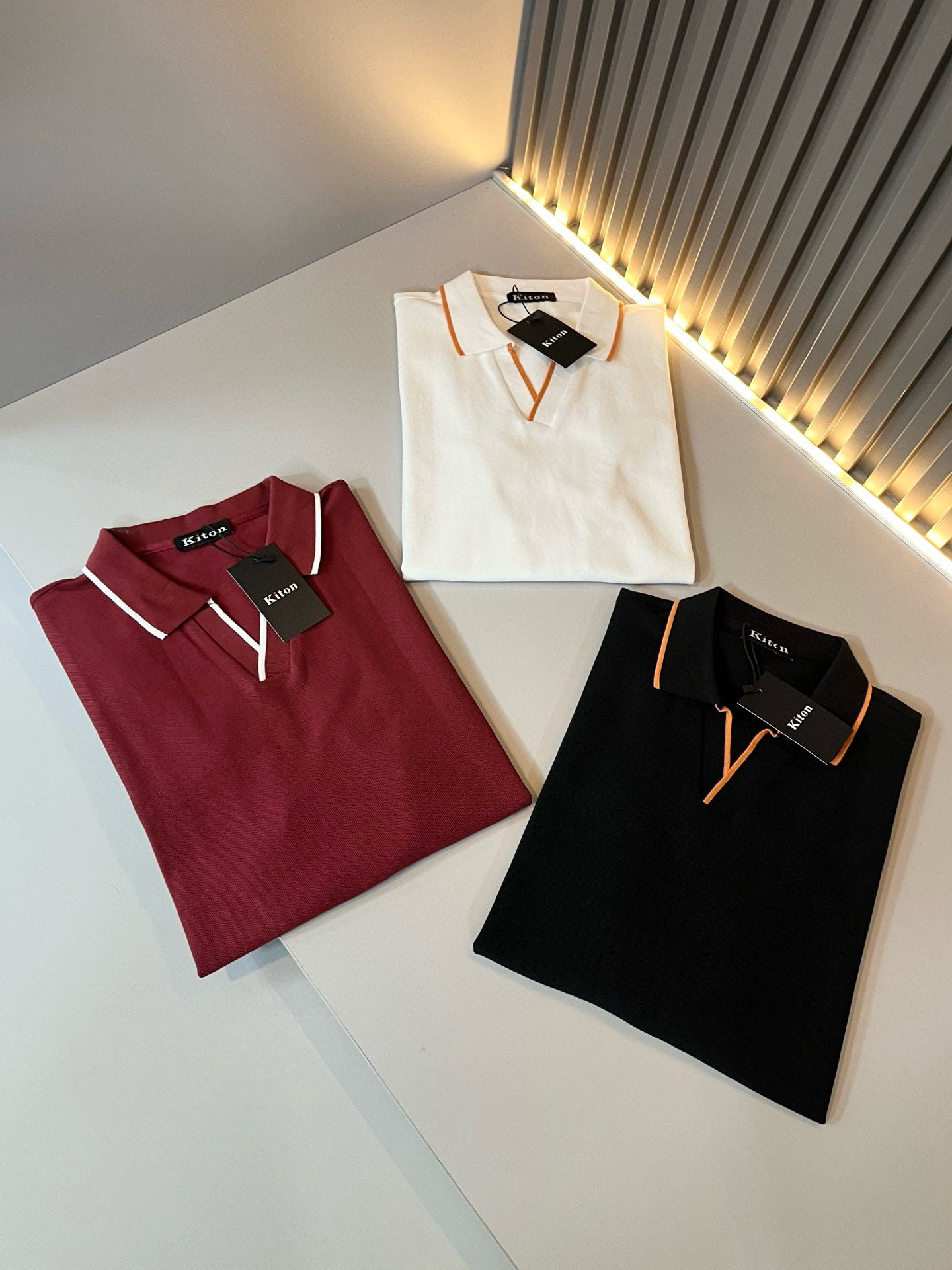 NO:432751,Kiton's new spring and summer 2025 Polo shirt, using imported exclusive bead floor cotton fabric!  !  Simple LOGO logo glue pressing design!  Representing the brand image. Simple and comfortable styles, uniform and full lines, exquisite and delicate, high-end and luxurious on the upper body. Simple styles are more diverse in style. Stylish cut styles, simple plain small pointed neck men's short-sleeved polo, Polo shirt that every man should buy. Size M-3XL, T-shirt, alexander wang19860909Kiton 2025春夏新款Polo衫,采用进口专属珠地棉面料！！简单LOGO标识压胶设计！代表品牌形象 简洁舒适的款式,线条感粗细均匀饱满,精致细腻,上身高端又奢华.简约的款式穿搭起来更加的多样化.剪裁时尚版型,简约式素色小尖领男士短袖polo、每一个男士都应该入手的Polo衫.尺码M-3XL,,T-shirt,alexander wang,Men's clothing