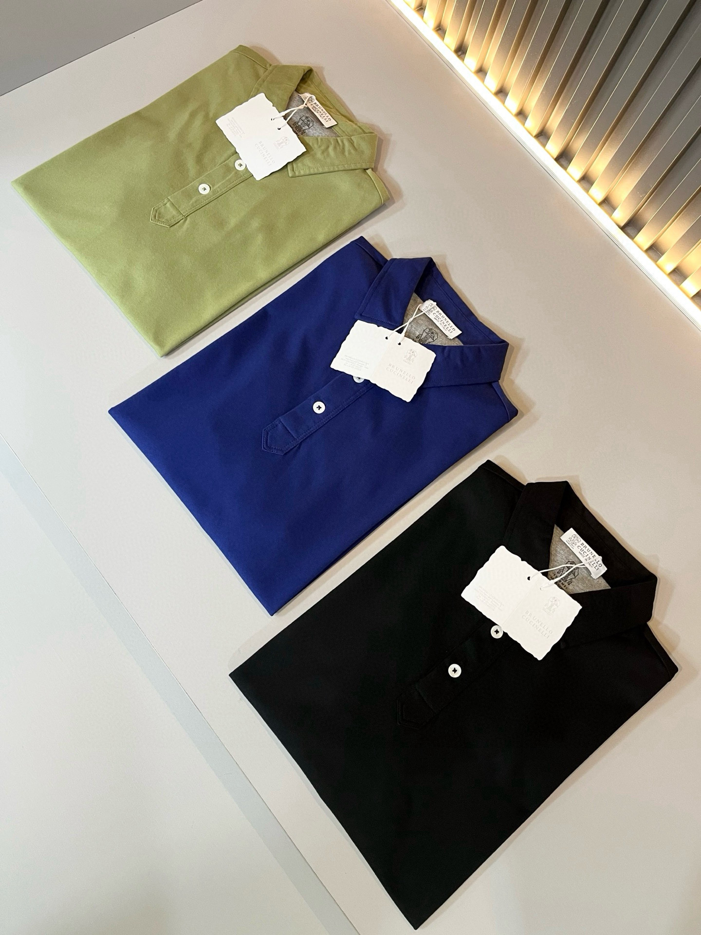 NO:432796,BC-Brunello Cucineli 2025 spring and summer new men's short-sleeved Polo shirt, a fashionable and versatile item that many celebrities love to wear!  The logo on the chest is super good-looking. Friends who like classic and simple must not miss this one!  The calm and atmospheric brand style has always been favored by the upper class! It is also the best choice for fashionable items!  The upper body is so handsome, highly recommended!  !  !  In addition to its brand added value, the biggest attraction of this short sleeve is that this short sleeve has a high cost-effectiveness in terms of color and material!  Customized original exclusive pure cotton material design!  Environmentally friendly washing, customized fabrics, pre-shrinkage treatment to ensure a crisp style. The combed cotton fabric feels super soft and smooth and sweat-absorbing!  The wash water does not deform, the feel is comfortable and smooth, the upper body is soft and comfortable, the classic fashionable lapel design is simple and not complicated, and it is very pleasing to the eye!  Code number M-3XL, brunello cucinelli, T-shirt, alexander wang19860909BC-Brunello Cucineli 2025春夏新款男士短袖Polo衫,众多明星都爱穿的时尚百搭单品！胸前LOGO超级好看,喜欢经典简约的朋友,一定不能错过了这款！沉稳大气的品牌风格一直以来备受上层人士的青睐!也是时尚单品的不二之选！ 上身帅到爆了,强烈推荐！！！这件短袖最大的吸引力除了他本身的品牌附加值,更加肯定的是这款短袖无论在颜色搭配还是材质上都有很高的性价比！ 定制原版专属纯棉材质设计！环保水洗,定制面料,预缩处理,确保版型的挺括,精梳棉面料手感超柔顺滑又吸汗！洗水不变形,手感舒适顺滑,上身柔和舒适,经典的时尚翻领设计,精简不繁,很是耐看！码数M-3XL,,brunello cucinelli,T-shirt,alexander wang,Men's clothing