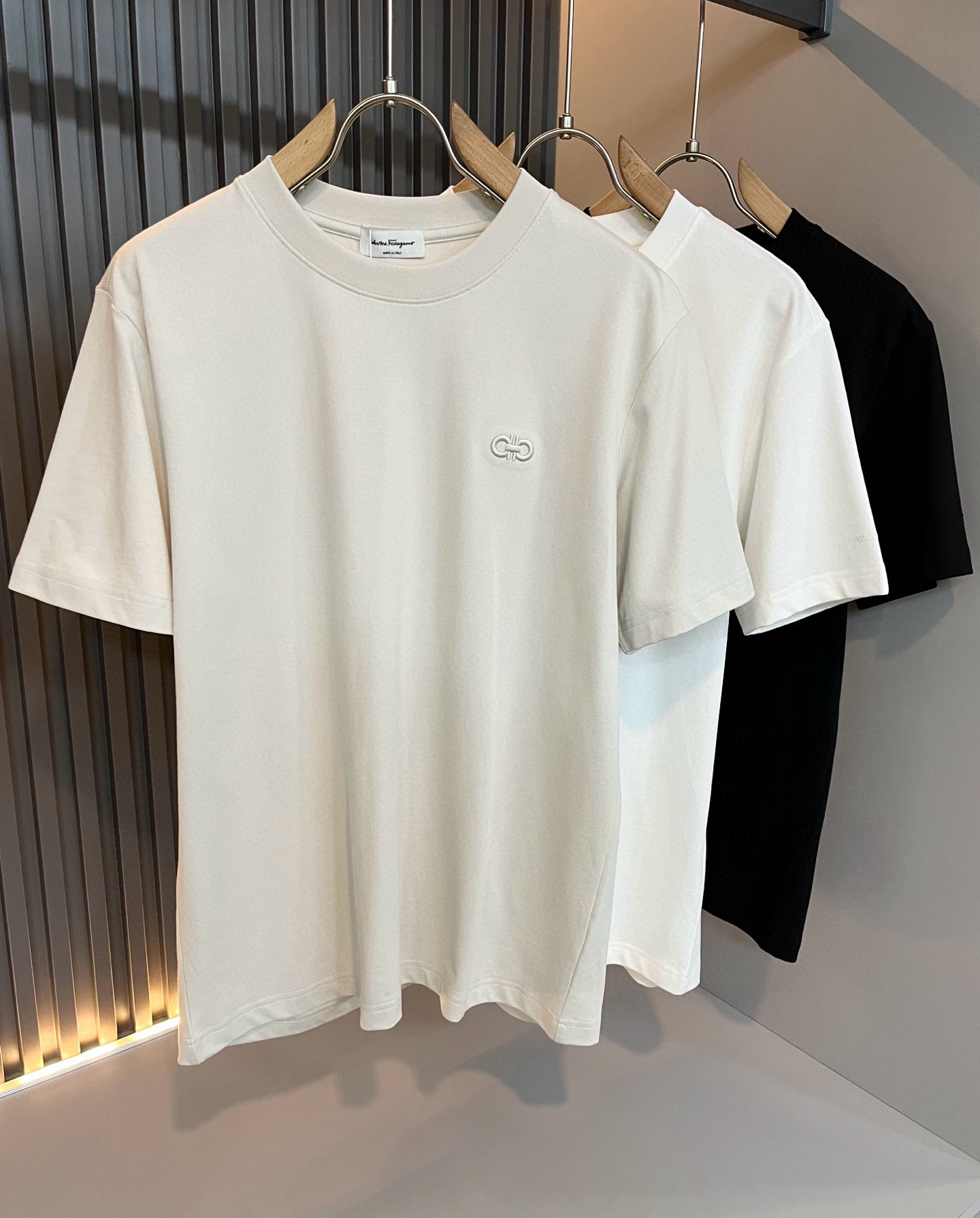 NO:432803,Ferraga*mo Ferraga*mo 2025 spring and summer new short-sleeved T-shirt, using imported exclusive cotton fabric!  !  Simple Fila Mu LOGO logo embroidery design!  Representing the brand image. Simple and comfortable styles, uniform and full lines, exquisite and delicate, high-end and luxurious on the upper body. Simple styles are more diverse. The tailoring style is fashionable, simple plain color, short-sleeved and short-sleeved that every man should buy, size M-3XL, ferragamo, T-shirt, tees, t-shirt, alexander wang19860909Ferraga*mo菲拉*慕 2025春夏新款短袖T恤,采用进口专属纯棉面料！！简单菲拉*慕LOGO标识刺绣设计！代表品牌形象 简洁舒适的款式,线条感粗细均匀饱满,精致细腻,上身高端又奢华.简约的款式穿搭起来更加的多样化.剪裁时尚版型,简约式素色,每一个男士都应该入手的短袖,尺码M-3XL,,ferragamo,T-shirt,tees，t-shirt,alexander wang,Men's clothing