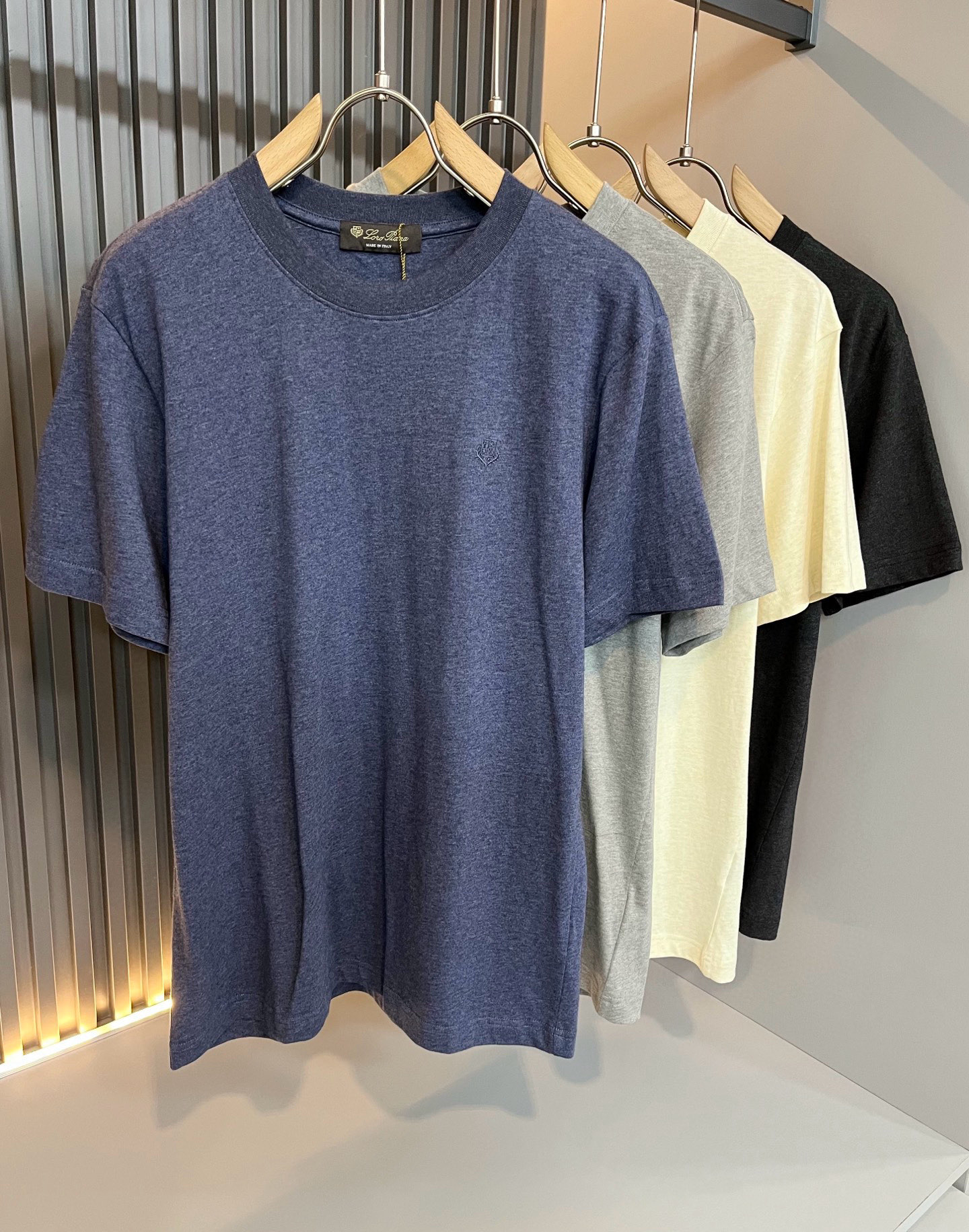 NO:440893,Loro Piana Nuoyou Pianya The latest trade order short-sleeved T-shirt for men in spring and summer 2025, full quality!  !  The upper body is comfortable and breathable, not stiff, and the overall body has a rich three-dimensional feeling, quality export orders, and embroidery design of the body logo pattern!  Customized exclusive pure cotton fabric tailoring to meet the simple needs of commuters for dressing. The upper body is very effective, it looks slim and does not picky about the figure. The fabric workmanship is impeccable. Only good craftsmanship and good fabrics can make you feel good. It is a must-have item for everyone!  Size M-3XL, loro piana, T-shirt,tees, t-shirt,alexander wang19860909Loro Piana诺悠翩雅 2025春夏男士最新的贸易订单短袖T恤,全品相！！上身舒适透气,不僵硬,整体有着丰富的立体感,品质出口订单,衣身logo图案刺绣设计！定制专属纯棉面料剪裁,满足通勤人们对于着装的简约需求,上身效果很好,显瘦,不挑剔身材.面料做工....无可挑剔,好工艺好面料才能穿出好品味一款,人手必备单品！尺码M-3XL,,loro piana,T-shirt,tees，t-shirt,alexander wang,Men's clothing