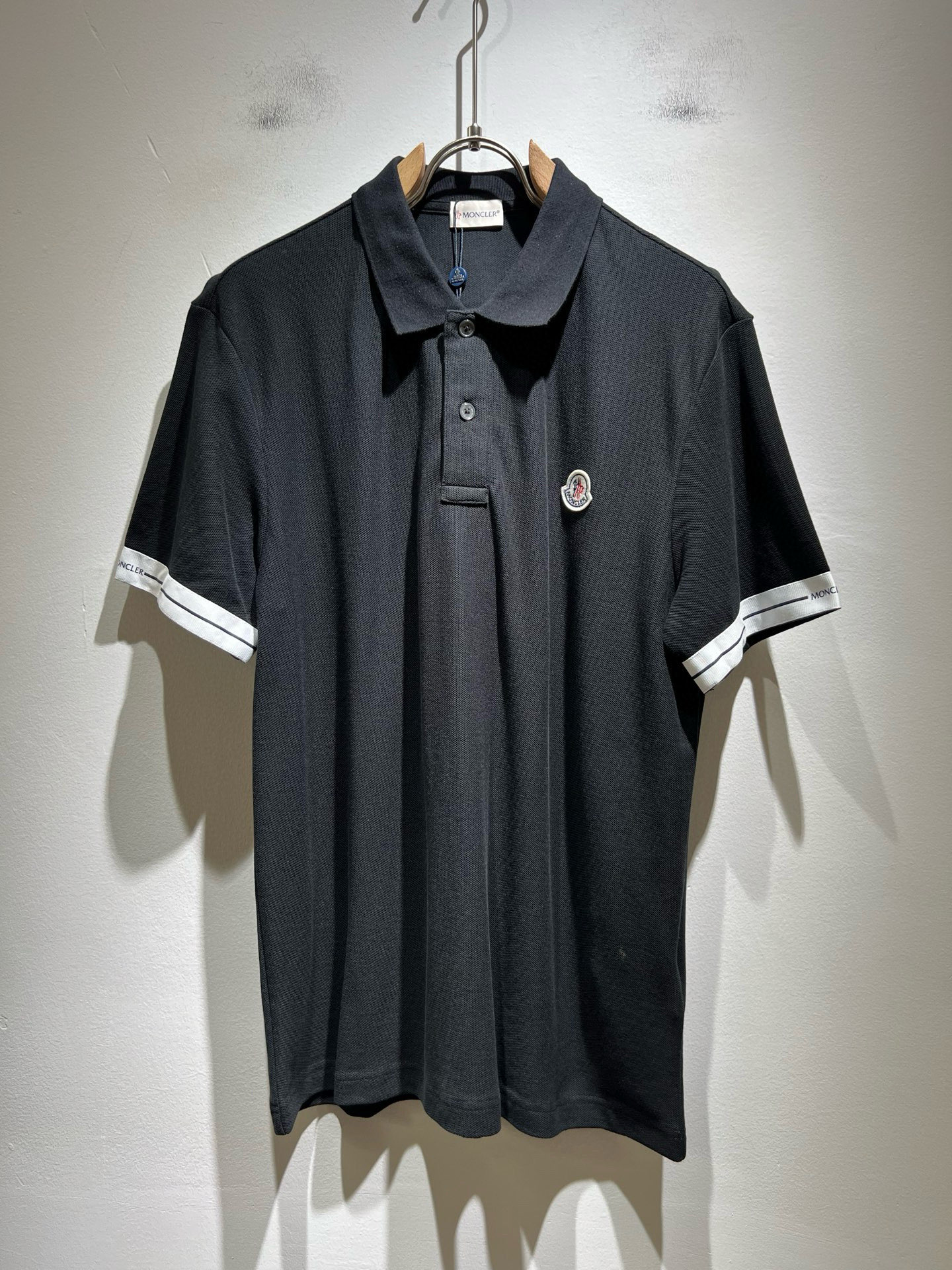 NO:432821,MON Meng**kou 2025 spring and summer new men's original single men's short-sleeved POLO shirt, trading company goods, and the official website is available at the same time!  This type of basic items is a must-see every season. It is equipped with imported pearl mesh cotton, which has both comfort and breathability, and the overall visual value is full, and the chest logo logo badge is decorated!  A single item with extremely high dressing rate!  Standard style and tailoring, comfortable stretching, and unrestrained exercise!  The lapel design meets the needs of simple styles, while having strong practical wearability, high-end, atmospheric and high-end!  Universal and versatile model. Size M-3XL, T-shirt, alexander wang19860909MON蒙**口2025春夏新款男士原单男士短袖POLO衫,贸易公司货,官网同步发售！此类型的基础单品是每季必出现的,客供进口珠地网眼棉,舒适性与透气性兼备,整体视觉值满分,胸前标志logo徽章修饰！穿搭率极高的单品！版型剪裁标准,伸展舒适,运动无拘束！翻领的设计在满足简约的风格上的需求同时,实穿性强,高端大气上档次！ 万能百搭款.尺码M-3XL,,T-shirt,alexander wang,Men's clothing