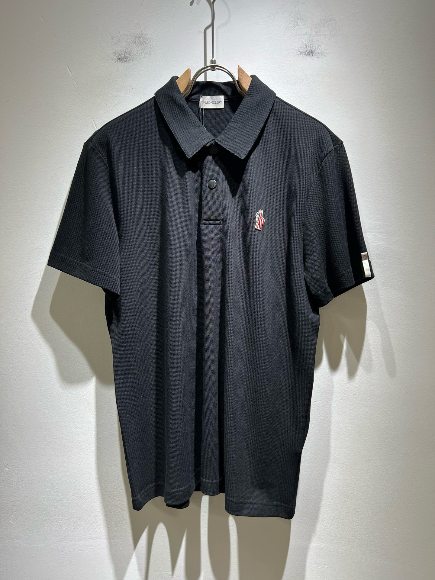 NO:432855,MON Meng**kou 2025 spring and summer new men's original single men's short-sleeved POLO shirt, trading company goods, and the official website is available at the same time!  This type of basic items is a must-see every season. It is equipped with imported pearl mesh cotton, which has both comfort and breathability, and the overall visual value is full, and the chest logo logo badge is decorated!  A single item with extremely high dressing rate!  Standard style and tailoring, comfortable stretching, and unrestrained exercise!  The lapel design meets the needs of simple styles, while having strong practical wearability, high-end, atmospheric and high-end!  Universal and versatile model. Size M-3XL, T-shirt, alexander wang19860909MON蒙**口2025春夏新款男士原单男士短袖POLO衫,贸易公司货,官网同步发售！此类型的基础单品是每季必出现的,客供进口珠地网眼棉,舒适性与透气性兼备,整体视觉值满分,胸前标志logo徽章修饰！穿搭率极高的单品！版型剪裁标准,伸展舒适,运动无拘束！翻领的设计在满足简约的风格上的需求同时,实穿性强,高端大气上档次！ 万能百搭款.尺码M-3XL,,T-shirt,alexander wang,Men's clothing