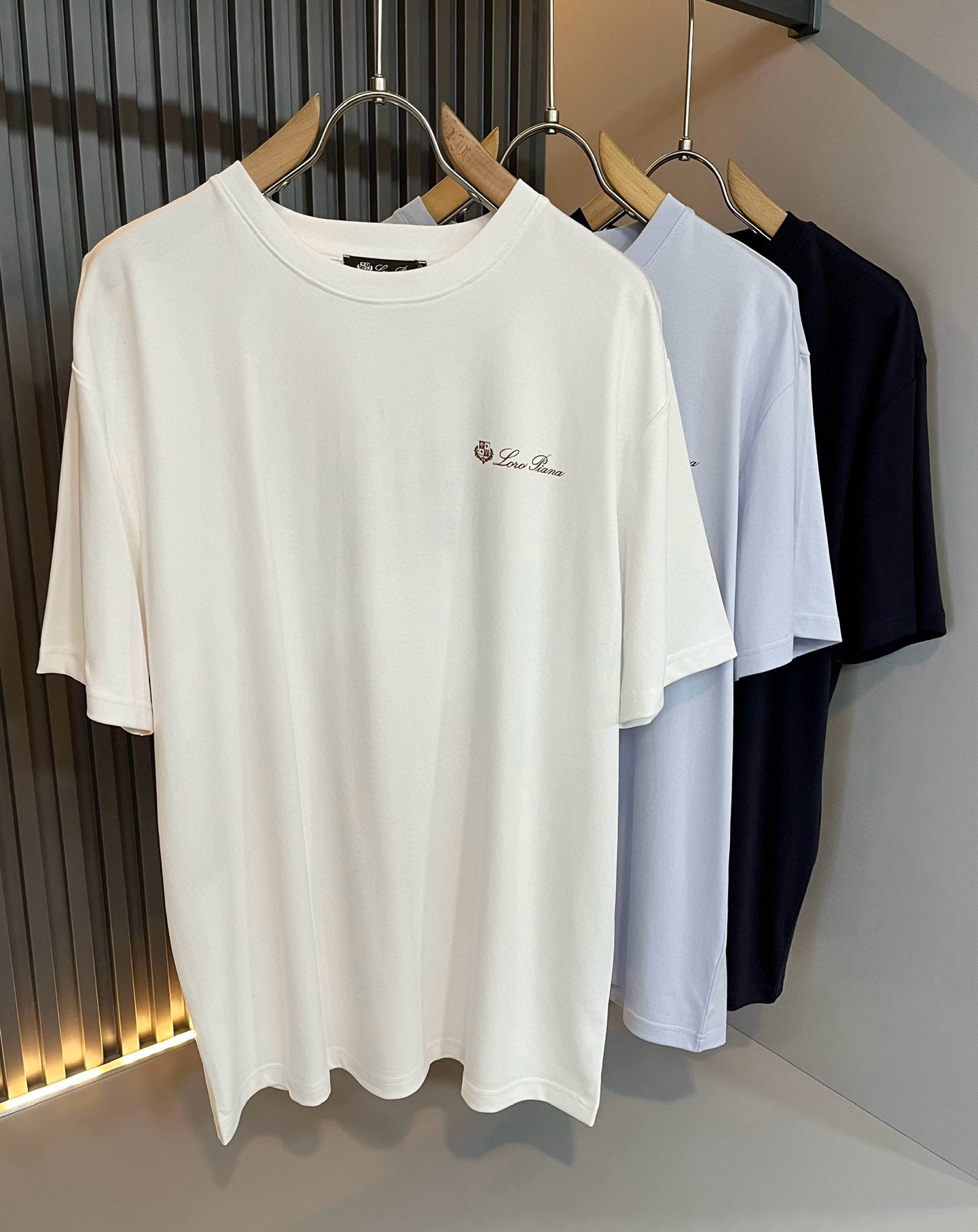 NO:432786,Loro Piana Nuoyou Pianya The latest trade order short-sleeved T-shirt for men in spring and summer 2025, full quality!  !  The upper body is comfortable and breathable, not stiff, and the overall body has a rich three-dimensional feeling, quality export orders, and the body logo pattern glue-pressing design!  Customized exclusive pure cotton fabric tailoring to meet the simple needs of commuters for dressing. The upper body is very effective, it looks slim and does not picky about the figure. The fabric workmanship is impeccable. Only good craftsmanship and good fabrics can make you feel good. It is a must-have item for everyone!  Size M-3XL, loro piana, T-shirt,tees, t-shirt,alexander wang19860909Loro Piana诺悠翩雅 2025春夏男士最新的贸易订单短袖T恤,全品相！！上身舒适透气,不僵硬,整体有着丰富的立体感,品质出口订单,衣身logo图案压胶设计！定制专属纯棉面料剪裁,满足通勤人们对于着装的简约需求,上身效果很好,显瘦,不挑剔身材.面料做工....无可挑剔,好工艺好面料才能穿出好品味一款,人手必备单品！尺码M-3XL,,loro piana,T-shirt,tees，t-shirt,alexander wang,Men's clothing