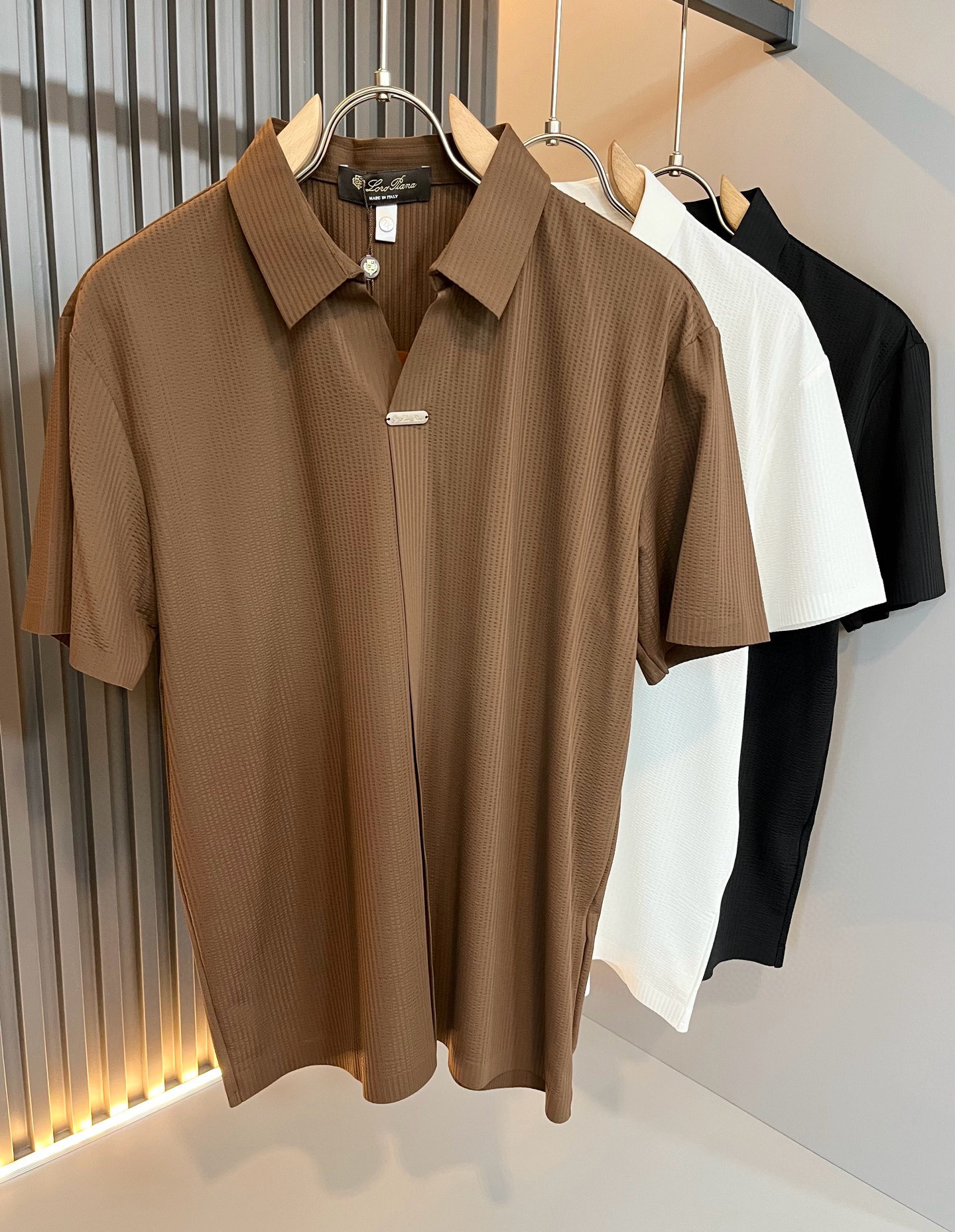 NO:432776,Loro Piana Nouyou Pianya The latest trade order lapel long-sleeved shirt for men in spring and summer 2025, full quality!  !  Designed with logo hardware pattern!  The upper body is comfortable and breathable, not stiff, and the overall three-dimensional feeling is rich, with quality export orders, customized exclusive fabric tailoring to meet the simple needs of commuters for dressing. The upper body is very effective, it looks slim and not picky about the figure. The fabric workmanship... Improper, good craftsmanship can make you look good and tasteful, a must-have item for everyone!  Size M-4XL, loro piana, alexander wang19860909Loro Piana诺悠翩雅 2025春夏男士最新的贸易订单翻领长袖衬衣,全品相！！采用logo五金图案设计！上身舒适透气,不僵硬,整体有着丰富的立体感,品质出口订单,定制专属面料剪裁,满足通勤人们对于着装的简约需求,上身效果很好,显瘦,不挑剔身材.面料做工....无可挑剔,好工艺好面料才能穿出好品味一款,人手必备单品！尺码M-4XL,,loro piana,alexander wang,Men's clothing