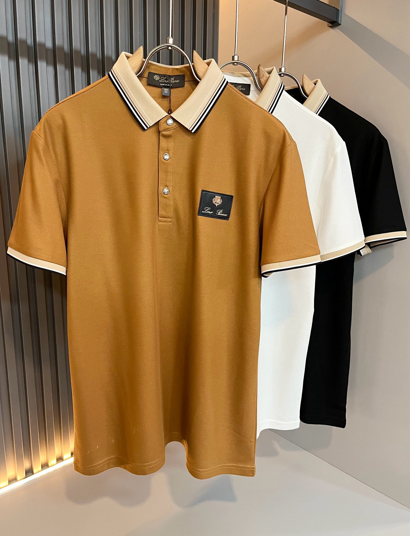 NO:432763,Loro Piana Nouyou Pianya 2025 spring and summer men's Polo shirt, the latest trade order short-sleeved T-shirt, full quality!  !  Internet celebrity style!  Designed with logo pattern leather!  The upper body is comfortable and breathable, not stiff, and the overall three-dimensional feeling is rich, with quality export orders, customized exclusive fabric tailoring to meet the simple needs of commuters for dressing. The upper body is very effective, it looks slim and not picky about the figure. The fabric workmanship... Improper, good craftsmanship can make you look good and tasteful, a must-have item for everyone!  Size M-4XL, loro piana, T-shirt,tees, t-shirt,alexander wang19860909Loro Piana诺悠翩雅 2025春夏男士Polo衫,最新的贸易订单短袖T恤,全品相！！网红款！采用logo图案皮革设计！上身舒适透气,不僵硬,整体有着丰富的立体感,品质出口订单,定制专属面料剪裁,满足通勤人们对于着装的简约需求,上身效果很好,显瘦,不挑剔身材.面料做工....无可挑剔,好工艺好面料才能穿出好品味一款,人手必备单品！尺码M-4XL,,loro piana,T-shirt,tees，t-shirt,alexander wang,Men's clothing