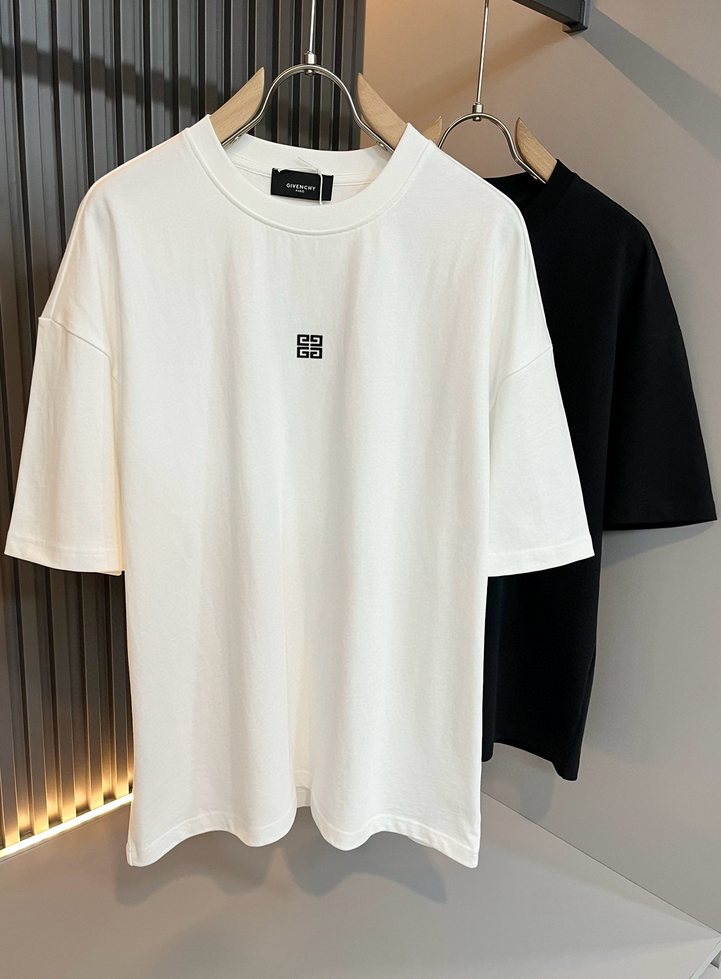 NO:432757,Giv*chy/Ji*xi's new short-sleeved T-shirt for men and women in spring and summer, the main creator has injected new fashion energy into fashion. By exploring various themes and sexy charm, it is highly recognizable and leads the new street fashion trend. This model is the exclusive outstanding design element of G's family, with a logo pattern glue-pressing design!  Perfect fusion, clear and restored patterns, showing the elegant style of the brand. The original 260g pure cotton material is made of solid and high-end fabric, and the upper body can be easily controlled, showing the casual and fashionable charm. Size S-2XL, gucci, T-shirt, tees, t-shirt, alexander wang19860909Giv*chy/纪*希2025春夏新款男女同款短袖T恤,主创时尚注入了全新时尚能量.通过探索各种题材和性感魅力,极具辨识度,引领全新街头时尚潮流.该款是G家独家的出彩设计元素,设计标识logo图案压胶设计！完美融合,图案清晰还原度极高,彰显品牌优雅格调.选用原版260g纯棉材质,面料紧实高级,上身均可轻松驾驭,展现休闲自在时尚魅力.尺码S-2XL,,gucci,T-shirt,tees，t-shirt,alexander wang,Men's clothing