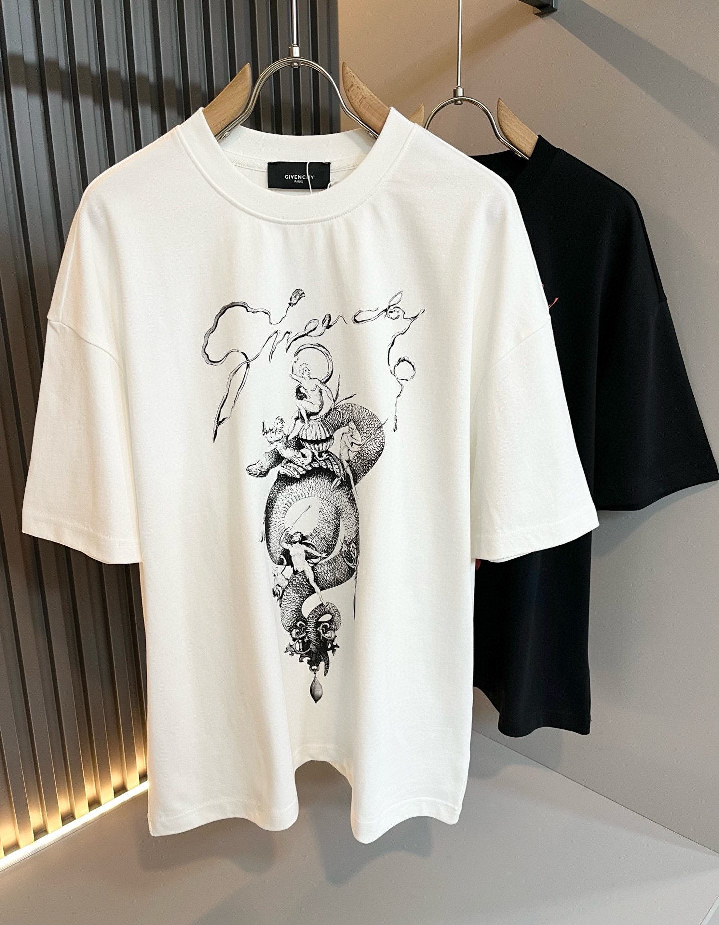 NO:432791,Giv*chy/Ji*xi's new short-sleeved T-shirt for men and women in spring and summer, the main creator has injected new fashion energy into fashion. By exploring various themes and sexy charm, it is highly recognizable and leads the new street fashion trend. This model is the exclusive outstanding design element of G's family, design logo pattern printing design!  Perfect fusion, clear and restored patterns, showing the elegant style of the brand. The original 260g pure cotton material is made of solid and high-end fabric, and the upper body can be easily controlled, showing the casual and fashionable charm. Size S-2XL, gucci, T-shirt, tees, t-shirt, alexander wang19860909Giv*chy/纪*希2025春夏新款男女同款短袖T恤,主创时尚注入了全新时尚能量.通过探索各种题材和性感魅力,极具辨识度,引领全新街头时尚潮流.该款是G家独家的出彩设计元素,设计标识logo图案印花设计！完美融合,图案清晰还原度极高,彰显品牌优雅格调.选用原版260g纯棉材质,面料紧实高级,上身均可轻松驾驭,展现休闲自在时尚魅力.尺码S-2XL,,gucci,T-shirt,tees，t-shirt,alexander wang,Men's clothing