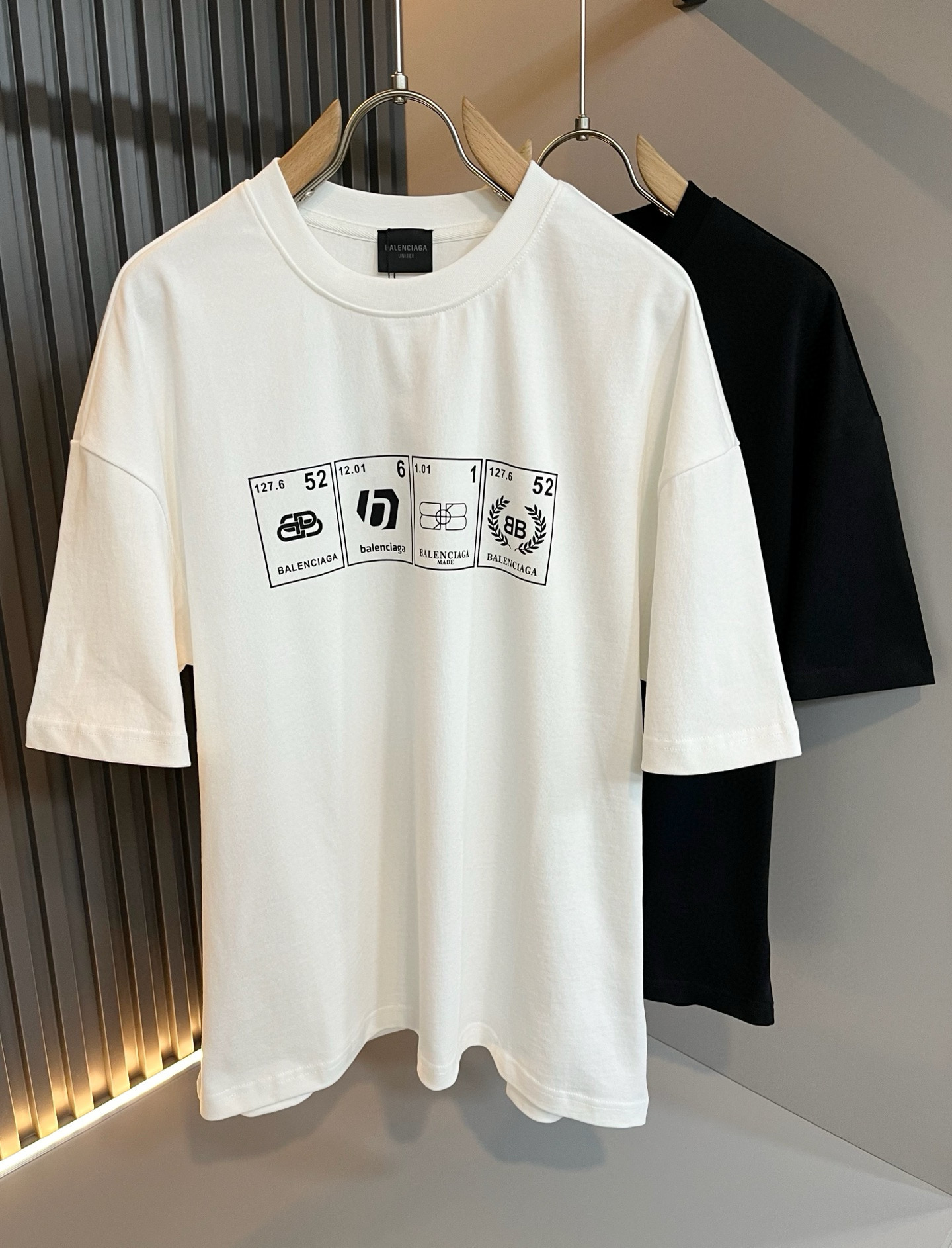 NO:432799,BALENCI*GA Paris* Home 2025 Spring and Summer New Men and Women's Same Short-Sleeve T-shirt!  Fashionable casual short-sleeved T-shirt with catwalk pattern prints!  Design logo glue pressing design!  The most designed and selected customer-supplied 280g pure cotton fabric, which feels soft and skin-friendly, is comfortable and breathable, and you can’t picky about the real thing!  Loose, small, shoulder-dead round neck cut, genderless couple mixed styles, opening up a new fashion charm!  Differentiate the market version of the high-end custom series!  Size S-2XL, balenciaga, T-shirt,tees, t-shirt,alexander wang19860909BALENCI*GA巴黎*家 2025春夏新款男女同款短袖T恤！走秀图案印花时尚休闲短袖T恤衫！设计logo压胶设计！极具设计精选客供280g纯棉面料,手感柔软亲肤,着身舒适透气性都无法挑剔,实物绝对会让你爱不释手！宽松小落肩的圆领版型裁剪,无性别主义的情侣混穿款式,打开全新的时装新韵味！区别市场版本高定系列！尺码S-2XL,,balenciaga,T-shirt,tees，t-shirt,alexander wang,Men's clothing