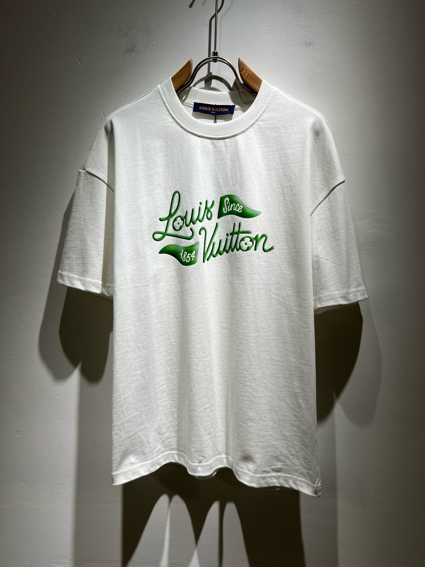 NO:432827,LouisVuitt*Louis*Deng The new series of spring and summer 2025 products are launched, a very fashionable and avant-garde short-sleeved T-shirt for men and women, with logo logo pattern and printing decoration!  Different from the past, it declares the design concept that has been passed down for many years in the brand!  Its eye-catchingness is no less than any classic style, perfectly presenting the fashionable, high-end and luxurious feeling in front of the world!  Made of imported 280 grams of cotton, selected high-quality pure cotton fabrics, soft and soft to the touch, the real thing is definitely beyond your imagination, close to the body and breathable, even if you sweat profusely, you will not feel greasy or stuffy, and will bring sweating and moisture absorption to the extreme!  Size S-2XL, louis vuitton,louis vuitton,t-shirt,tees,t-shirt,alexander wang19860909LouisVuitt*路易*登 2025春夏全新系列单品上线,非常时髦前卫的一款男女同款短袖T恤,标识logo图案印花修饰！区别于以往的不同,宣示品牌传承多年的设计理念！其吸睛度完全不亚于任何经典款式,将时髦高级感与奢华感完美呈现在世人眼前！客供进口280克全棉材质制成,精选优质纯棉面料,触感软糯亲肤细腻,实物到手绝对超乎你的想象,贴身无比舒适透气,即便是汗流浃背也不会有腻身及闷热感可言,将排汗吸湿性发挥到了极致！尺码S-2XL,,louis vuitton,louis vuitton,T-shirt,tees，t-shirt,alexander wang,Men's clothing