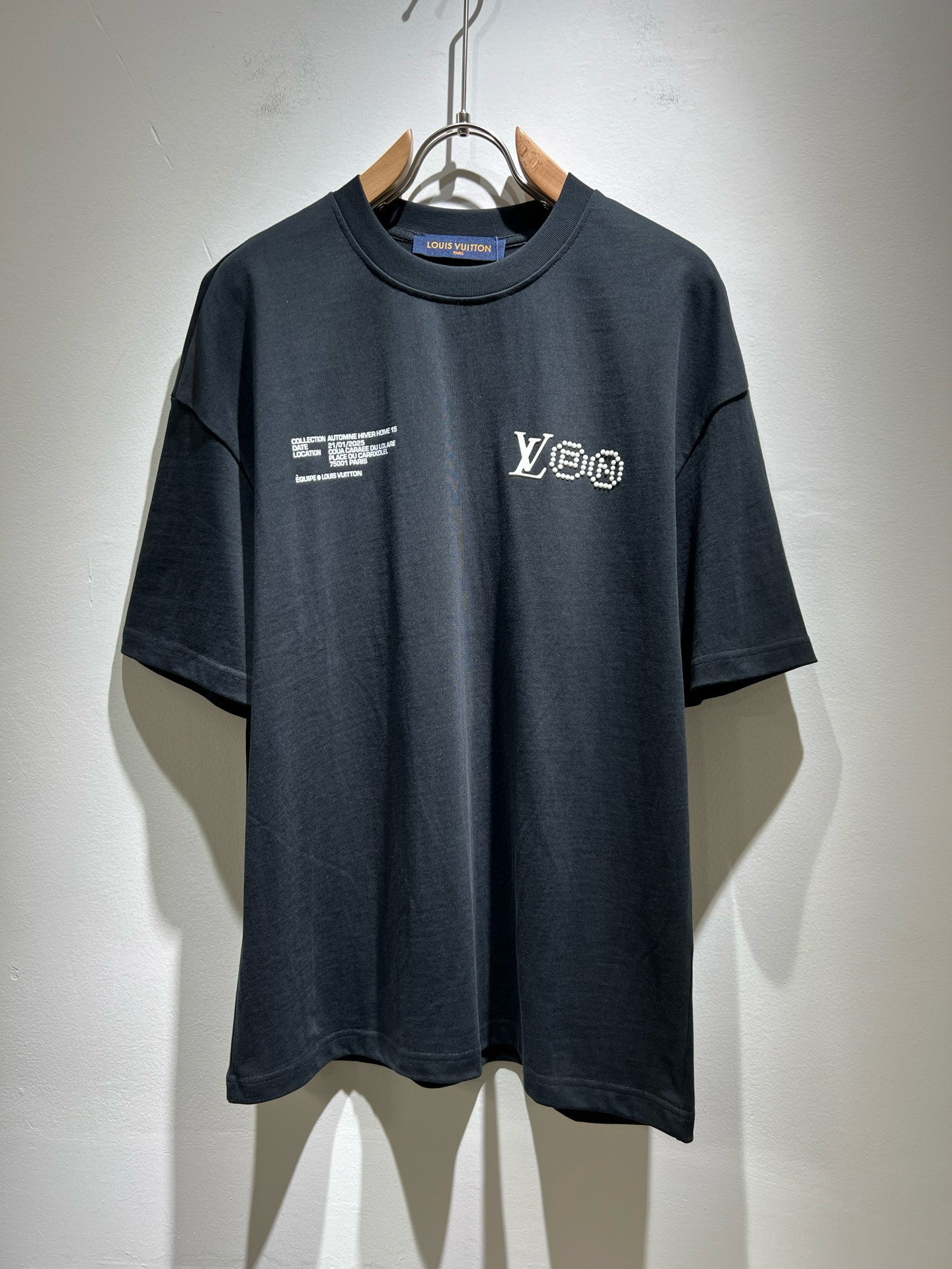 NO:432849,LouisVuitt*Louis*Deng The new series of spring and summer 2025 products are launched, a very fashionable and avant-garde short-sleeved T-shirt for men and women, with logo logo pattern and printing decoration!  Different from the past, it declares the design concept that has been passed down for many years in the brand!  Its eye-catchingness is no less than any classic style, perfectly presenting the fashionable, high-end and luxurious feeling in front of the world!  Made of imported 280 grams of cotton, selected high-quality pure cotton fabrics, soft and soft to the touch, the real thing is definitely beyond your imagination, close to the body and breathable, even if you sweat profusely, you will not feel greasy or stuffy, and will bring sweating and moisture absorption to the extreme!  Size S-2XL, louis vuitton,louis vuitton,t-shirt,tees,t-shirt,alexander wang19860909LouisVuitt*路易*登 2025春夏全新系列单品上线,非常时髦前卫的一款男女同款短袖T恤,标识logo图案印花修饰！区别于以往的不同,宣示品牌传承多年的设计理念！其吸睛度完全不亚于任何经典款式,将时髦高级感与奢华感完美呈现在世人眼前！客供进口280克全棉材质制成,精选优质纯棉面料,触感软糯亲肤细腻,实物到手绝对超乎你的想象,贴身无比舒适透气,即便是汗流浃背也不会有腻身及闷热感可言,将排汗吸湿性发挥到了极致！尺码S-2XL,,louis vuitton,louis vuitton,T-shirt,tees，t-shirt,alexander wang,Men's clothing