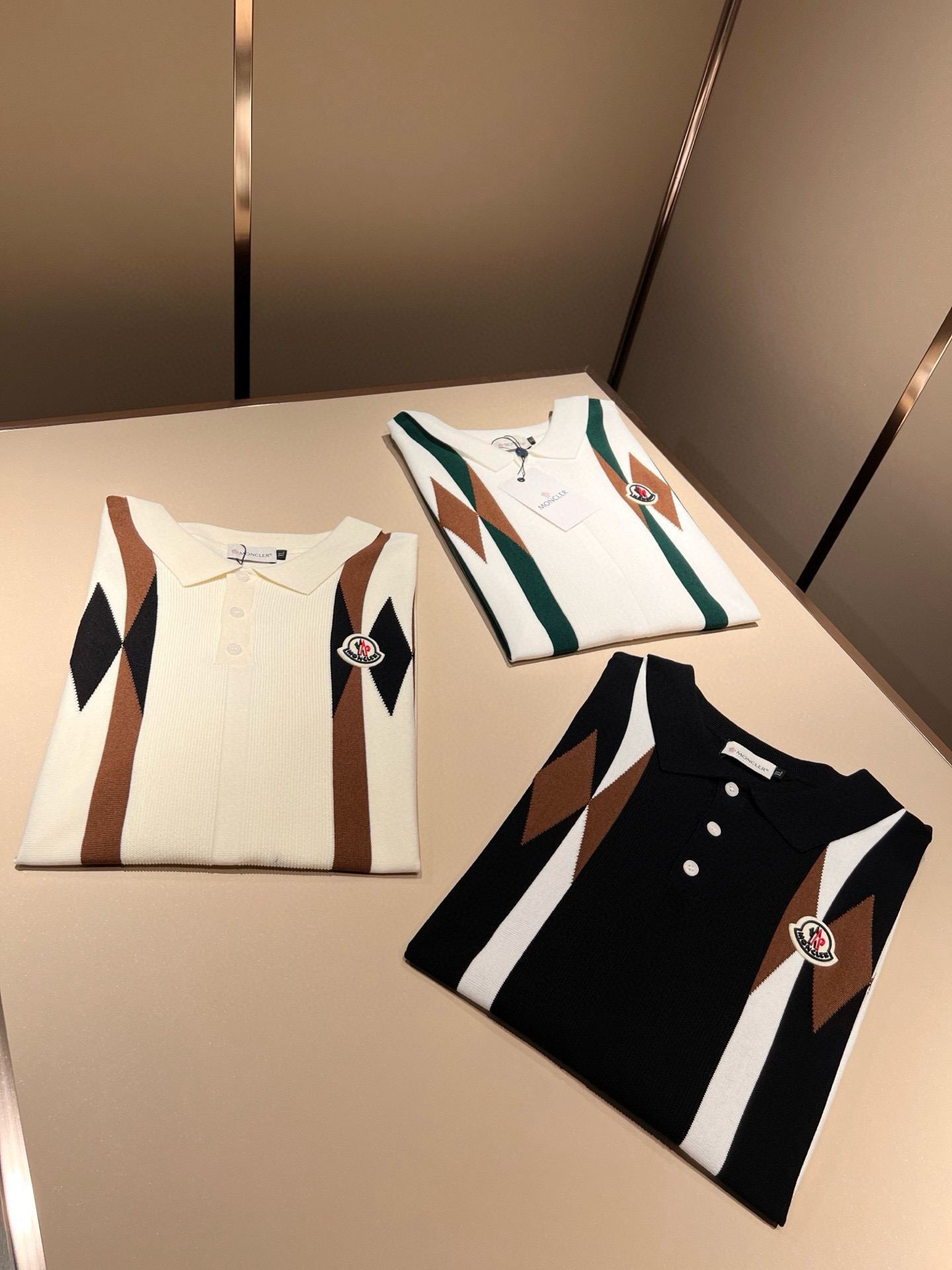 NO:432835,Moncler Mengjia's latest trade order knitted short-sleeved T-shirt in spring and summer 2025, full quality!  !  Internet celebrity style!  The craftsmanship adopts a chest badge design!  The upper body is comfortable and breathable, not stiff, and the overall body has a rich three-dimensional feeling, quality export orders, and chest logo pattern badge design!  Customized knitted fabric tailoring meets the simple needs of commuters for dressing. The upper body works well, looks slim and is not picky about the figure. The fabric workmanship is impeccable. Only good craftsmanship can make you look good and tasteful. It is a must-have item for everyone!  Size M-4XL, T-shirt,tees,t-shirt,alexander wang19860909Moncler蒙家 2025春夏最新的贸易订单针织短袖T恤,全品相！！网红款！工艺采用胸前徽章设计！上身舒适透气,不僵硬,整体有着丰富的立体感,品质出口订单,胸前logo图案徽章设计！定制针织面料剪裁,满足通勤人们对于着装的简约需求,上身效果很好,显瘦,不挑剔身材.面料做工....无可挑剔,好工艺好面料才能穿出好品味一款,人手必备单品！尺码M-4XL,,T-shirt,tees，t-shirt,alexander wang,Men's clothing