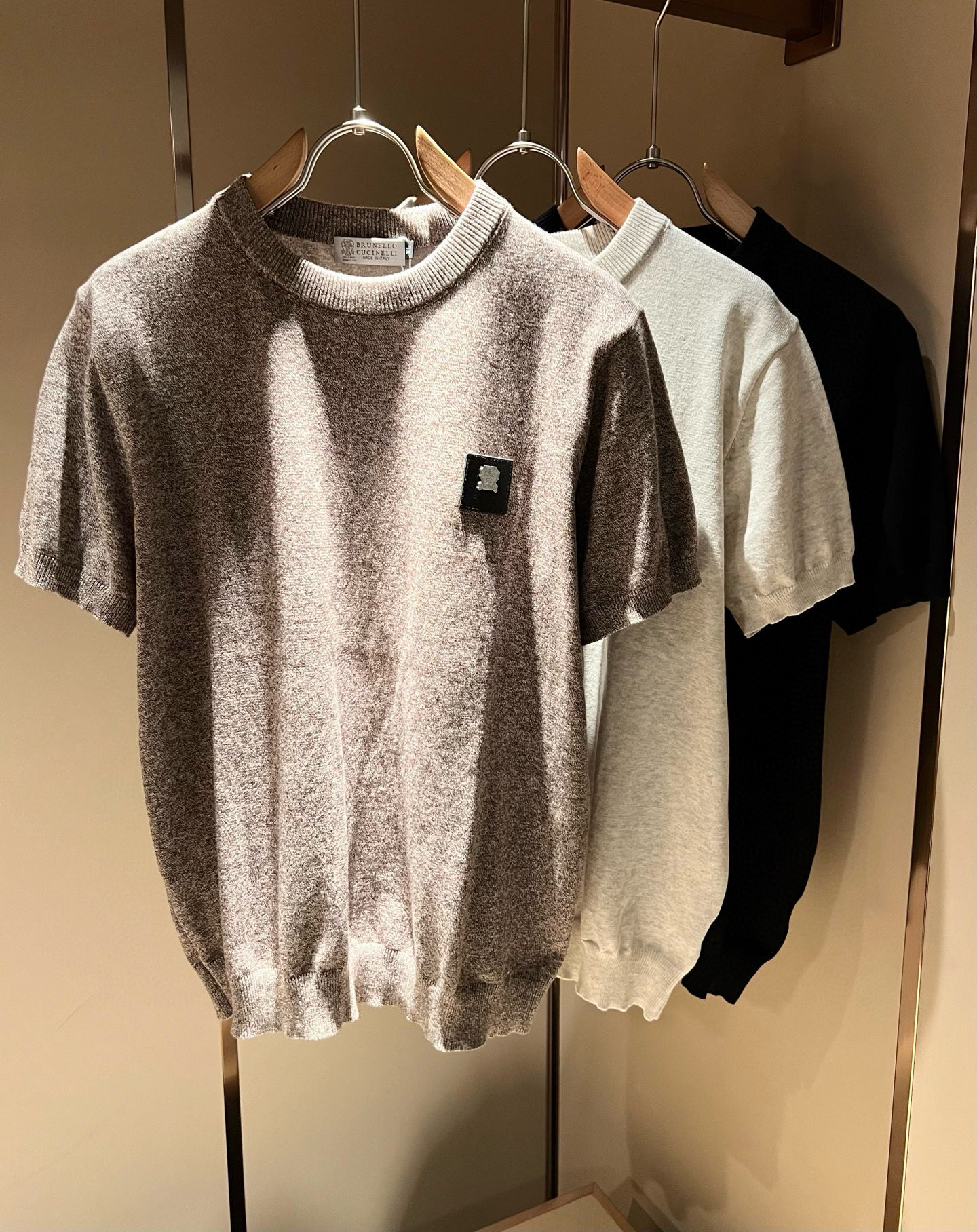 NO:432801,Loro Piana Nuoyou Pianya The latest trade order knitted short-sleeved T-shirt for men in spring and summer 2025, full quality!  !  The upper body is comfortable and breathable, not stiff, and the overall body has a rich three-dimensional feeling, quality export orders, and leather logo pattern design on the chest!  Customized exclusive knitted fabric tailoring to meet the simple needs of commuters for dressing. The upper body works well, looks slim and is not picky about the figure. The fabric workmanship is impeccable. Only good craftsmanship and good fabrics can make you feel good. It is a must-have item for everyone!  Size M-4XL, loro piana, T-shirt,tees, t-shirt,alexander wang19860909Loro Piana诺悠翩雅 2025春夏男士最新的贸易订单针织短袖T恤,全品相！！上身舒适透气,不僵硬,整体有着丰富的立体感,品质出口订单,胸前皮革logo图案设计！定制专属针织面料剪裁,满足通勤人们对于着装的简约需求,上身效果很好,显瘦,不挑剔身材.面料做工....无可挑剔,好工艺好面料才能穿出好品味一款,人手必备单品！尺码M-4XL,,loro piana,T-shirt,tees，t-shirt,alexander wang,Men's clothing