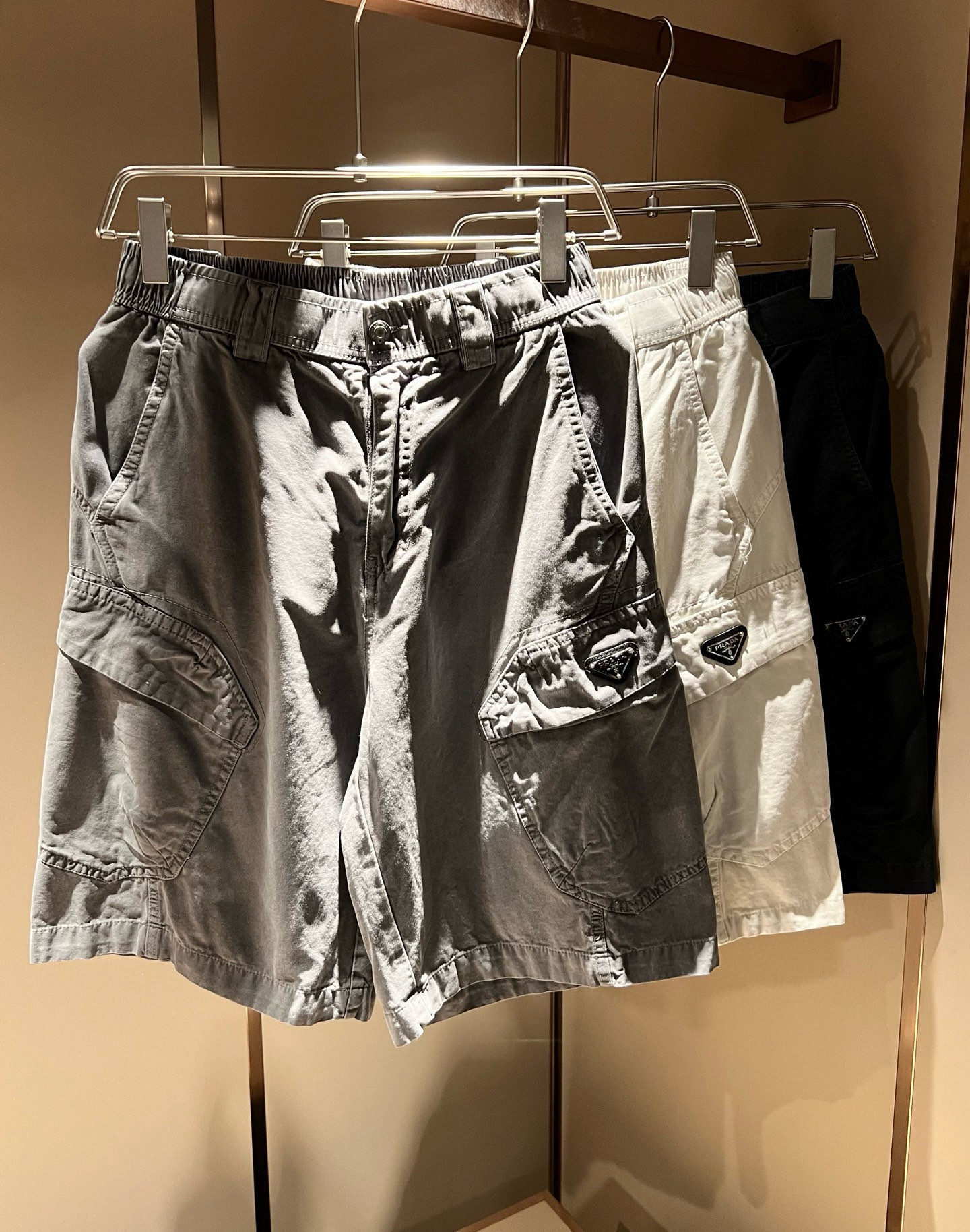 NO:432830,PRA*DA Pu*da 2025 spring and summer new men's casual shorts, a high-end quality choice... A versatile trousers that combine casual pants is also an indispensable matching tool in men's wardrobe. It is a classic style with practical wear!  The design style of the whole casual pants is simple and fashionable, which is very consistent with the low-luxury style setting, has excellent skin-friendly value, is easy to wear, and is full of detail!  Classic logo triangle logo hardware pattern design!  This trousers are made of high-quality pure cotton fabric. The fabric is comfortable, soft and delicate, and has a good vertical feeling. It looks very textured and has a high-end charm. The first-class and exquisite style cut, the line is delicate, smooth and neat, and the casual and casual pants look good no matter how you match it. If you like it, buy it now. Good products are not waiting for anyone!  Size M-3XL, prada, shorts, alexander wang19860909PRA*DA普*达 2025春夏新款男士休闲短裤,高端品质之选……一款休闲裤兼备的百搭裤装,也是男士衣橱里不可缺少的搭配神器,属于实穿型的经典款式！整条休闲裤的设计风格简洁时尚,非常符合低奢的风格设定,亲肤值优越,穿着方便,细节感十足！经典标识三角logo五金图案设计！此款裤装采用优质纯棉面料打造而成,面料舒服,手感柔软细腻,有着很好的垂直感,看上去非常有质感,细品高级韵味十足.一流精湛的版型裁剪,走线细致平顺工整,休闲随意怎么搭配都好看的裤装,喜欢的赶紧入手吧,好货可不等人！尺码M-3XL,,prada,shorts,alexander wang,Men's clothing