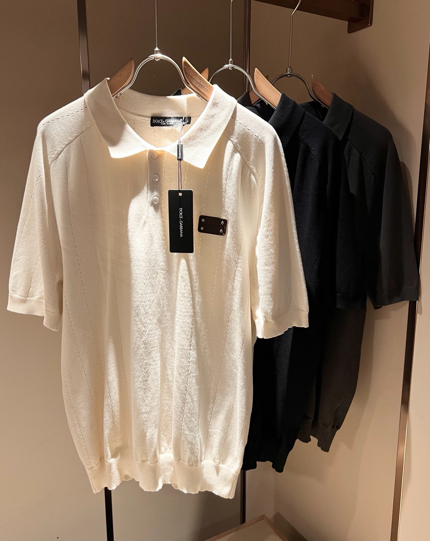 NO:432805,Dolce&Gabba*a 2025 spring and summer new short-sleeved sweater, released simultaneously in the counter!  Customized exclusive cotton fabric, chest leather logo design!  Simple and generous, calm and versatile, extremely high-end, perfectly integrated with fashion and style, a top fashionable style that perfectly suits the outside wear!  The overall feeling is natural!  The ultimate classic versatile short-sleeved T-shirt uses the latest three-dimensional logo elements to highlight the concave and convex texture!  The ultimate perfection of heavy industry!  Fans who pursue high quality are please buy them by themselves, and all fans who know the goods are invited to appreciate this model together!  !  Size M-4XL, Dolce & Gabbana, Dolce & Gabbana, T-shirt,tees, t-shirt,alexander wang19860909Dolce&Gabba*a 杜嘉*纳2025春夏新款短袖针织衫,专柜同步发售！定制专属纯棉面料,胸前皮革logo设计！简约大方,从容百搭,档次极高,完美融入时尚还有风情感一款完美符合外穿的顶尖时髦气质款！整体给人浑然天成的感觉！极致经典的百搭型短袖T恤,采用最新的立体logo元素凸显凹凸质感！极致的重工极致的完美！追求高品质的粉丝们请自行抢购,诚邀所有识货的粉丝一同鉴赏此款！！尺码M-4XL,,Dolce&Gabbana,Dolce&Gabbana,T-shirt,tees，t-shirt,alexander wang,Men's clothing