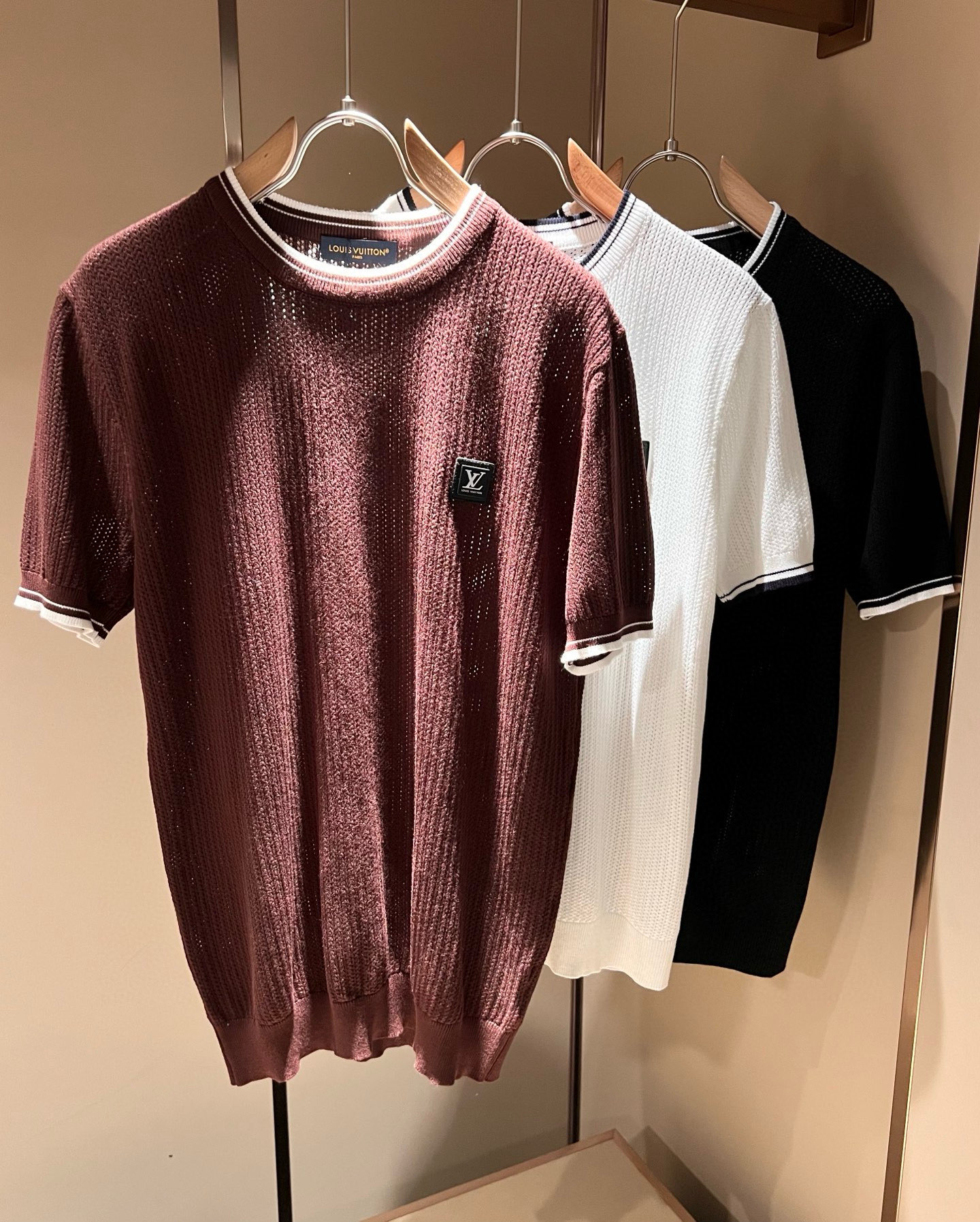 NO:432809,Louis Vuit*on Spring and Summer 2025 Louis Family Light Luxury Lapel Knit Short Sleeve!  The new high-end Louis family has always been so flawless in detail, and creative designs are endless. Letter logo badge pattern design!  It is something that everyone loves. It is made of top-quality ice silk blend, super soft and tough, and has excellent breathability. It comes from world-class trade-level OEM channels, with extremely rare quantity and no help after selling out. The three-dimensional logo presents an extraordinary texture, clean and neat. This is the special skill of the Louis family and the latest craftsmanship this quarter. The degree of meticulousness has reached the top, and the slim three-dimensional tailoring design is a unique combination of luxury and fashion!  Size M-4XL, louis vuitton,louis vuitton,t-shirt,alexander wang19860909Louis Vuit*on 2025春夏路易家族轻奢翻领针织短袖！路易家族的新高端,细节品质永远的那么完美无瑕,创意设计层出不穷.字母logo徽章图案设计！实属人见人爱的东西.顶级冰丝混纺打造,超级柔软且具有韧性,透气感也是绝佳.来自世界级贸易级别的代工厂渠道,数量极其稀少售完无补.立体Logo呈现不一般的质感,干净俐落.这是路易家族的看家绝活也是本季度的最新工艺.细致化程度已经达到顶端了,修身立体剪裁的版型设计堪称一绝.属于奢华与时尚的融合！尺码M-4XL,,louis vuitton,louis vuitton,T-shirt,alexander wang,Men's clothing