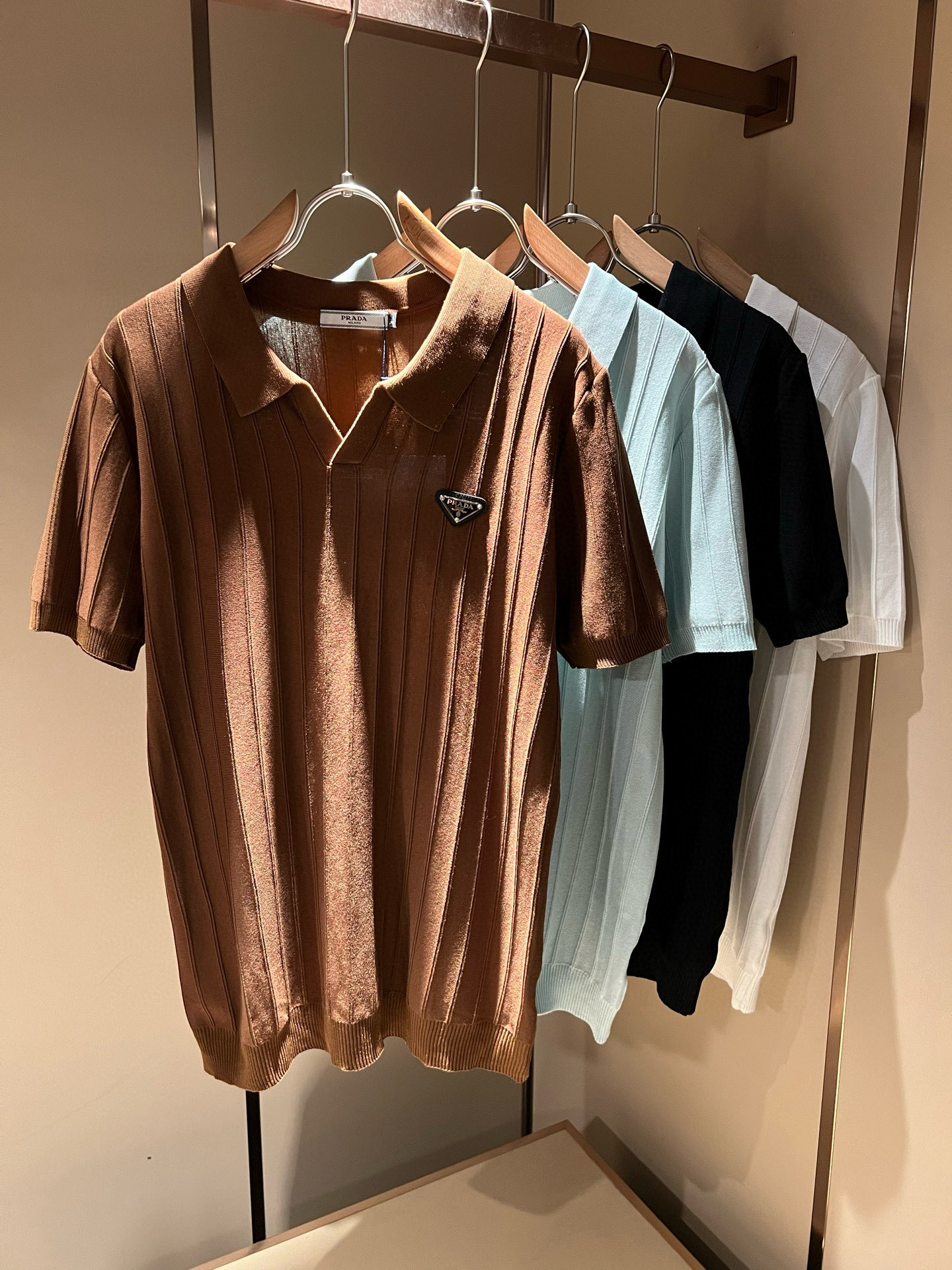 NO:432813,PRAD*A Pu*da 2025 early spring new men's lapel short-sleeved knitted short-sleeved T-shirt, the latest model is exclusively available on the entire network!  !  ~ It is classic and fashionable and versatile, who doesn’t like it? It will show the classic again. It is very pleasing to the eye and comes with a low luxury halo and recognition!  Pr*da's traditional brand concept and modern advanced technology are perfectly combined. Coupled with the extremely modern and modern minimalist design, P's exclusive three-dimensional hardware logo badge pattern design!  Customized 100% imported knitted fabric!  The texture of this model is quite touching, the specifications and grades are known with tentacles. The degree of delicateness and breathability are top-notch!  Size M-4XL, prada, T-shirt,tees, t-shirt,alexander wang19860909PRAD*A普*达2025早春新款男士翻领短袖针织短袖T恤,最新款全网独家首上！！~既经典有时尚百搭,谁不爱啊,将经典再次展现,非常的耐看,自带低奢光环与辨识度！Pr*da传统的品牌理念和现代化的先进技术进行了完美结合.加上极其现代摩登风范的简约设计,p家专属立体五金logo徽章图案设计！定制百分百进口针织面料！此款的质感相当感人 触手便知规格档次 细腻程度与透气效果堪称顶级！尺码M-4XL,,prada,T-shirt,tees，t-shirt,alexander wang,Men's clothing