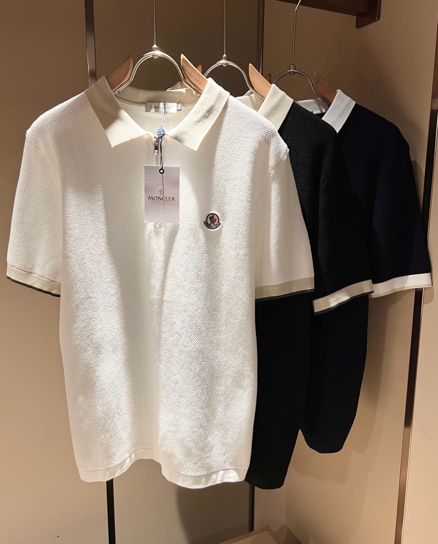 NO:432817,Moncler Mengjia's latest trade order knitted short-sleeved T-shirt in spring and summer 2025, full quality!  !  Internet celebrity style!  The craftsmanship adopts a chest badge design!  The upper body is comfortable and breathable, not stiff, and the overall body has a rich three-dimensional feeling, quality export orders, and chest logo pattern badge design!  Customized knitted fabric tailoring meets the simple needs of commuters for dressing. The upper body works well, looks slim and is not picky about the figure. The fabric workmanship is impeccable. Only good craftsmanship can make you look good and tasteful. It is a must-have item for everyone!  Size M-4XL, T-shirt,tees,t-shirt,alexander wang19860909Moncler蒙家 2025春夏最新的贸易订单针织短袖T恤,全品相！！网红款！工艺采用胸前徽章设计！上身舒适透气,不僵硬,整体有着丰富的立体感,品质出口订单,胸前logo图案徽章设计！定制针织面料剪裁,满足通勤人们对于着装的简约需求,上身效果很好,显瘦,不挑剔身材.面料做工....无可挑剔,好工艺好面料才能穿出好品味一款,人手必备单品！尺码M-4XL,,T-shirt,tees，t-shirt,alexander wang,Men's clothing