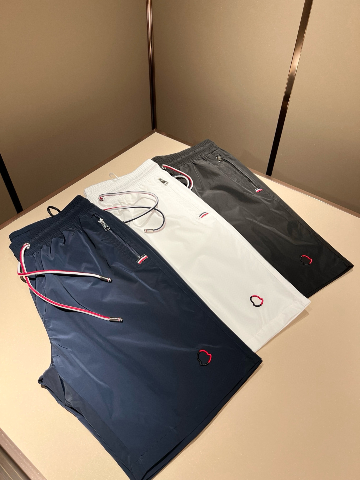 NO:479404,Moncler Mengjia 2025 Spring and Summer Men and Women Couple Style Latest Trade Order Casual Shorts!  Full quality!  !  Internet celebrity style!  The trouser legs are embroidered with logo!  The upper body is comfortable and breathable, not stiff, and the overall body has a rich three-dimensional feeling. Quality export orders, customized exclusive polyester fiber fabric tailoring to meet the simple needs of commuters for dressing. The upper body is very effective, it looks slim and does not picky about the figure. The fabric workmanship... Improper, customized original hardware auxiliary material design!  Only with good craftsmanship and good fabrics can you wear a good taste, a must-have item for everyone!  Size M-3XL, shorts, alexander wang19860909Moncler蒙家 2025春夏男女同款情侣款最新的贸易订单休闲短裤！全品相！！网红款！裤腿采用logo刺绣设计！上身舒适透气,不僵硬,整体有着丰富的立体感,品质出口订单,定制专属聚酯纤维面料剪裁,满足通勤人们对于着装的简约需求,上身效果很好,显瘦,不挑剔身材.面料做工....无可挑剔,定制原版五金辅料设计！好工艺好面料才能穿出好品味一款,人手必备单品！尺码M-3XL,,shorts,alexander wang,Men's clothing