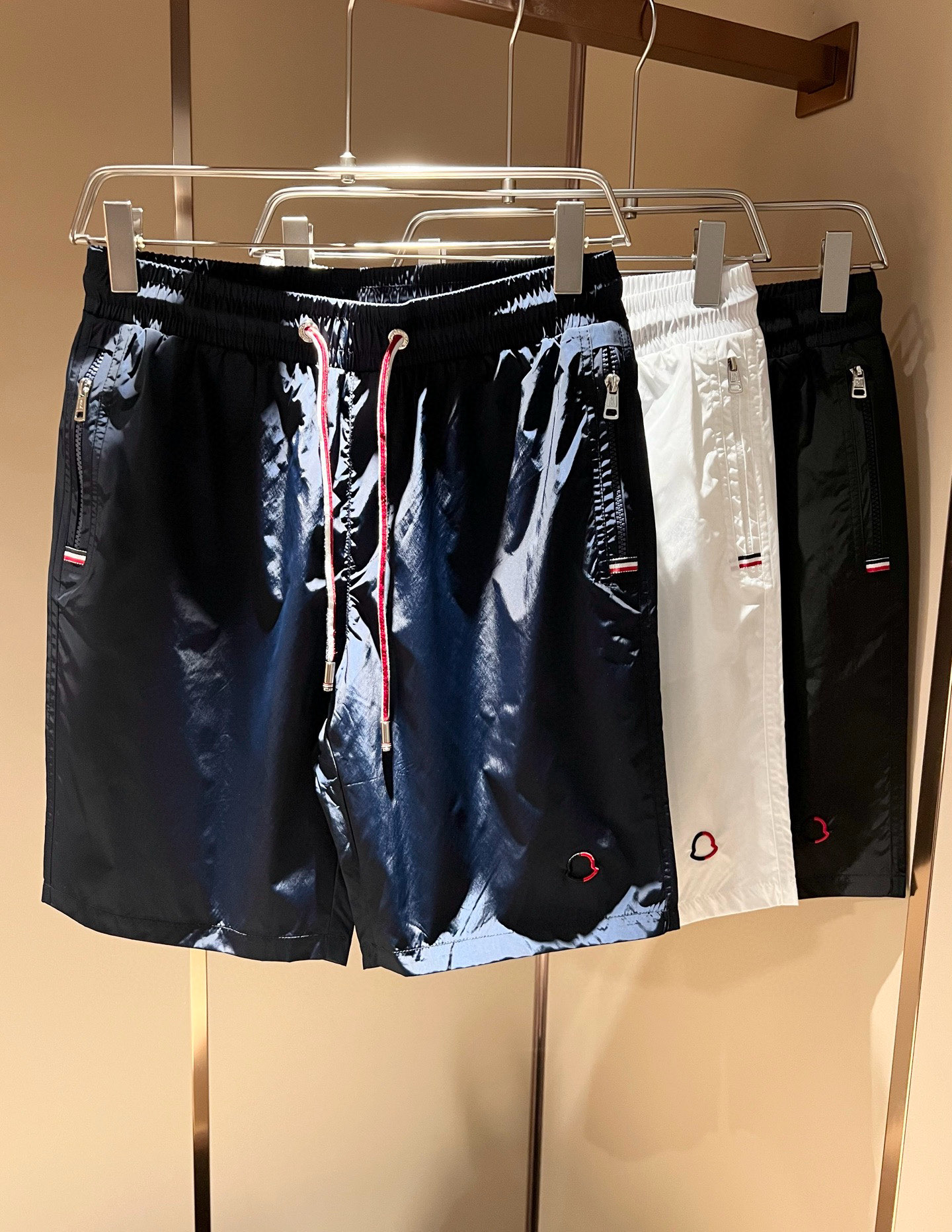 NO:432811,Moncler Mengjia 2025 Spring and Summer Men and Women Couple Style Latest Trade Order Casual Shorts!  Full quality!  !  Internet celebrity style!  The trouser legs are embroidered with logo!  The upper body is comfortable and breathable, not stiff, and the overall three-dimensional feeling is rich. Quality export orders, customized exclusive polyester fiber fabric tailoring to meet the simple needs of commuters for dressing. The upper body is very effective, slim and not picky about the body. The fabric workmanship... Improper, customized original hardware auxiliary material design!  Only with good craftsmanship and good fabrics can you wear a good taste, a must-have item for everyone!  Size M-3XL, shorts, alexander wang19860909Moncler蒙家 2025春夏男女同款情侣款最新的贸易订单休闲短裤！全品相！！网红款！裤腿采用logo刺绣设计！上身舒适透气,不僵硬,整体有着丰富的立体感,品质出口订单,定制专属聚酯纤维面料剪裁,满足通勤人们对于着装的简约需求,上身效果很好,显瘦,不挑剔身材.面料做工....无可挑剔,定制原版五金辅料设计！好工艺好面料才能穿出好品味一款,人手必备单品！尺码M-3XL,,shorts,alexander wang,Men's clothing