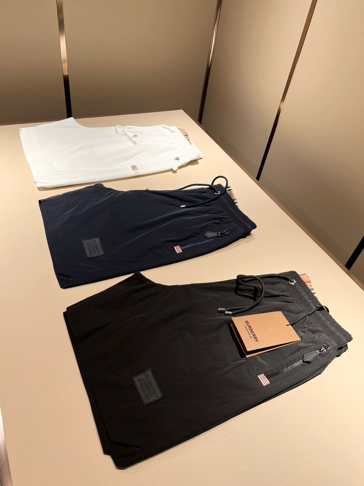 NO:432819,BURBER*Y Ba*li 2025 spring and summer new casual versatile men and women's same casual shorts!  Trading companies have sparse channels and are released on the official website at the same time!  Pants legs logo logo design!  This T-shirt is made of imported polyester fiber material. The materials used by B are still unscrupulous. It is very suitable for wearing in summer. It is skin-friendly and breathable, giving you the most comfortable and comfortable wearing experience!  Very textured and breathable, with a loose basic style cut, perfect for daily casual wear, so hurry up and buy it!  Size M-3XL, Burberry, shorts, tees, t-shirt, alexander wang19860909BURBER*Y巴*莉 2025春夏新款休闲百搭男女同款休闲短裤！贸易公司渠道稀出,同步官网发售！裤腿标识logo图案设计！此款T恤衫甄选客供进口聚酯纤维材质制作而成,B家的用料上依然是无法挑剔的,非常适合夏日里穿着,亲肤透气、给你最极致舒爽的穿着体验！ 非常有质感透气,基础宽松版型裁剪,日常休闲着穿的完美之选,还不赶紧入手！尺码M-3XL,,burberry,shorts,tees，t-shirt,alexander wang,Men's clothing