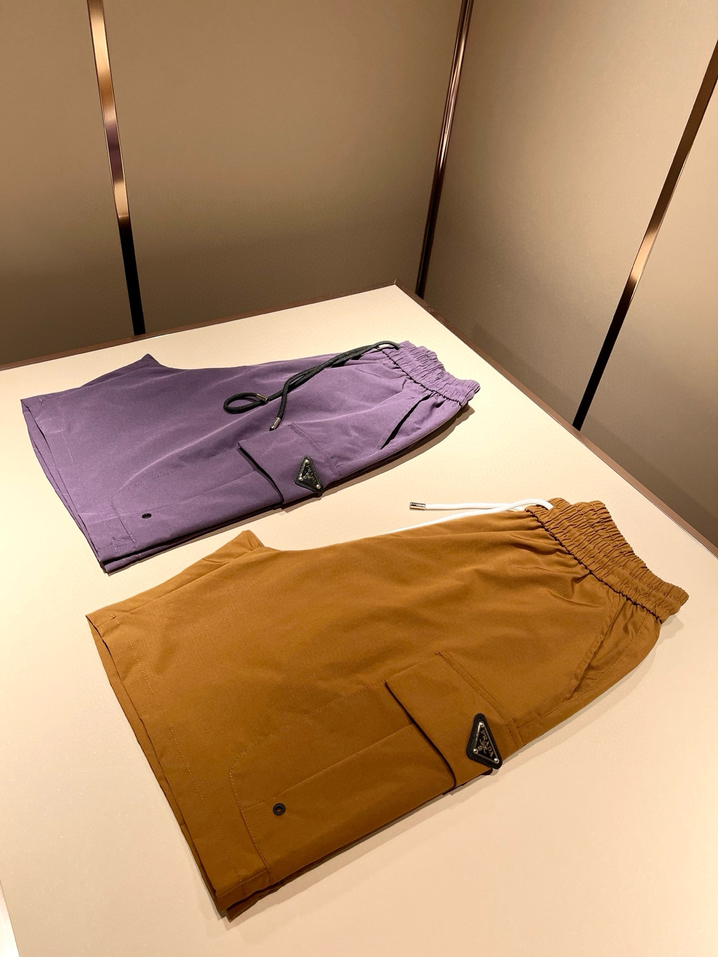 NO:490911,PRA*DA Pu*da 2025 spring and summer new men's casual shorts, a high-end quality choice... A versatile trousers that combine casual pants is also an indispensable matching tool in men's wardrobe. It is a classic style with practical wear!  The design style of the whole casual pants is simple and fashionable, which is very consistent with the low-luxury style setting, has excellent skin-friendly value, is easy to wear, and is full of detail!  Classic logo logo pattern hardware design!  This trousers are made of high-quality canvas cotton fabric. The fabric is comfortable, soft and delicate, and has a good vertical feeling. It looks very textured and has a high-end charm. The first-class and exquisite style cut, the line is delicate, smooth and neat, and the casual and casual pants look good no matter how you match it. If you like it, buy it now. Good products are not waiting for anyone!  Size M-4XL, prada, shorts, alexander wang19860909PRA*DA普*达 2025春夏新款男士休闲短裤,高端品质之选……一款休闲裤兼备的百搭裤装,也是男士衣橱里不可缺少的搭配神器,属于实穿型的经典款式！整条休闲裤的设计风格简洁时尚,非常符合低奢的风格设定,亲肤值优越,穿着方便,细节感十足！经典标识logo图案五金设计！此款裤装采用优质帆布棉面料打造而成,面料舒服,手感柔软细腻,有着很好的垂直感,看上去非常有质感,细品高级韵味十足.一流精湛的版型裁剪,走线细致平顺工整,休闲随意怎么搭配都好看的裤装,喜欢的赶紧入手吧,好货可不等人！尺码M-4XL,,prada,shorts,alexander wang,Men's clothing