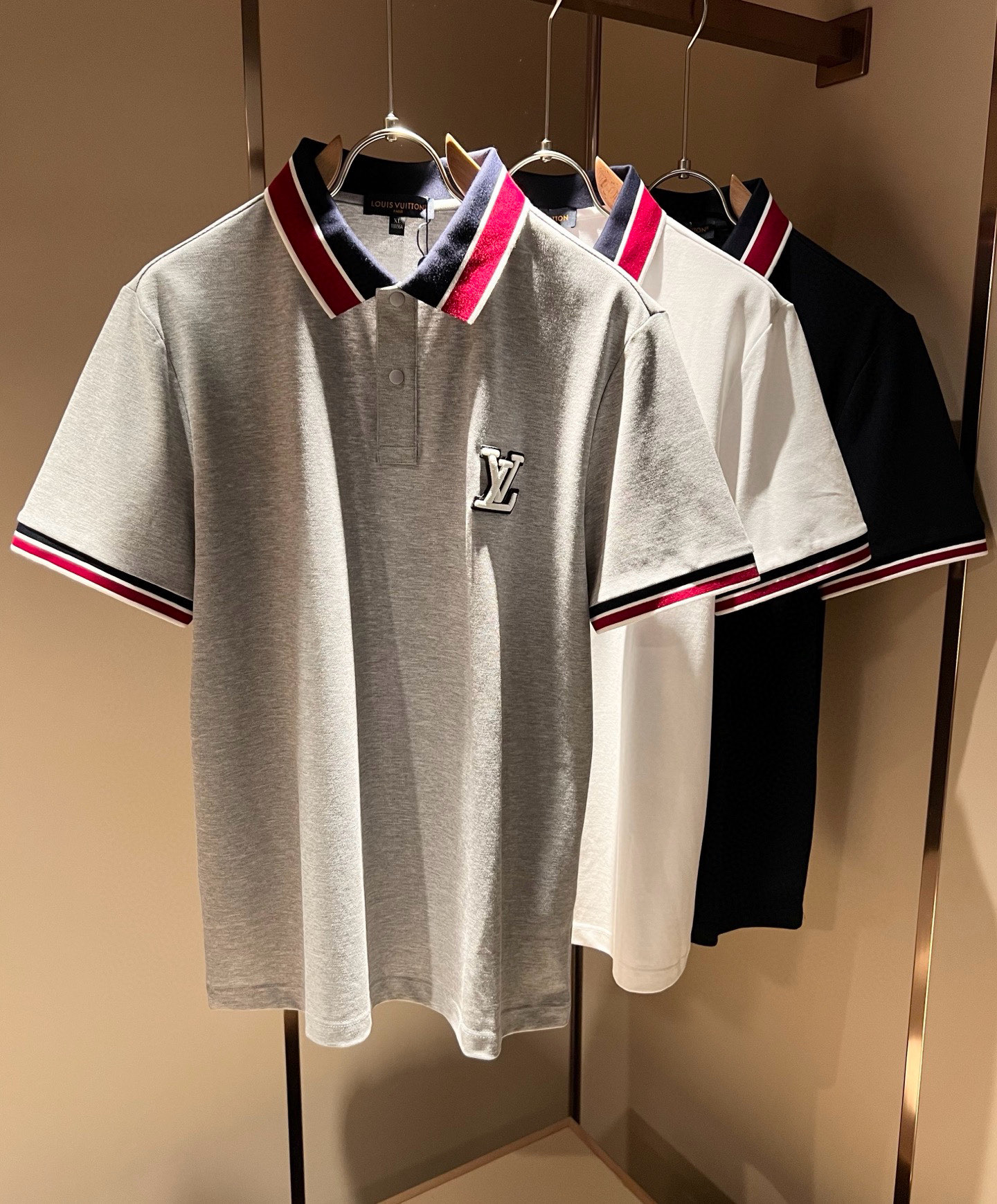 NO:432825,Louis Vuit*on Louis*den's new short-sleeved Polo shirt in spring and summer 2025, the latest craftsmanship and fashion elements design concept!  Embroidery design of chest logo badge!  The styles are more diverse. The seemingly simple styles are actually more time-consuming to customize the original bead floor cotton fabric in fabrics and craftsmanship!  Classic Louis craftsmanship requirements are very high!  !  A thin Polo shirt that every man should buy!  Size M-4XL, louis vuitton,louis vuitton,t-shirt,alexander wang19860909Louis Vuit*on路易*登2025春夏新款短袖Polo衫,最新工艺时尚元素设计理念！胸前logo徽章刺绣设计！款式穿搭起来更加的多样化.看似简单的款式,其实在面料以及工艺制作上更费时定制原版珠地棉面料！经典路易此类工艺要求非常高！！轻薄每一个男士都应该入手的Polo衫！尺码M-4XL,,louis vuitton,louis vuitton,T-shirt,alexander wang,Men's clothing