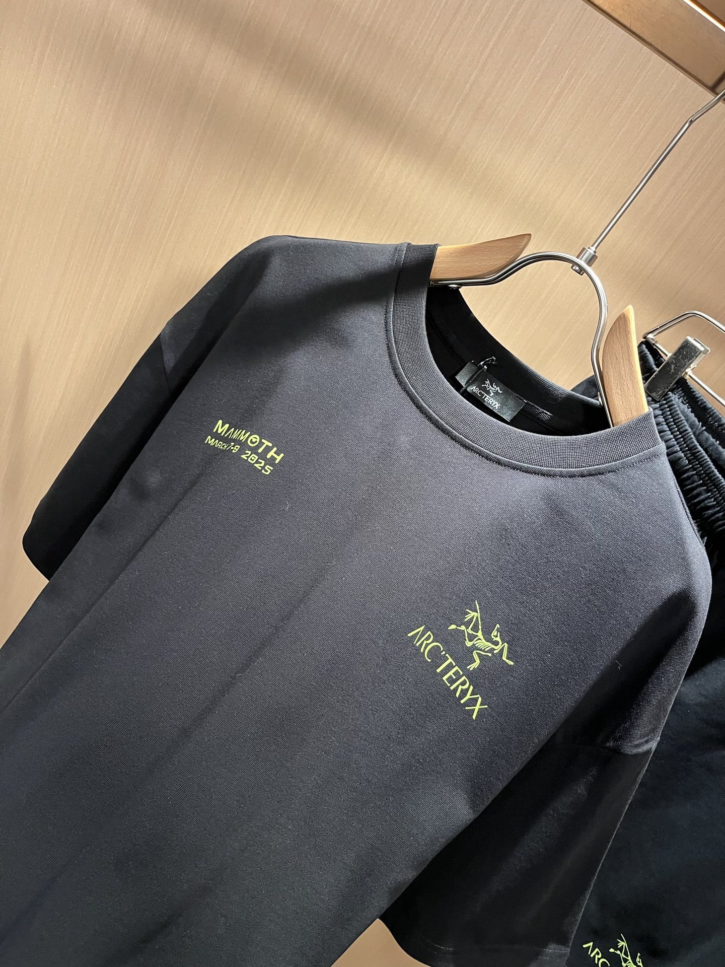 ARCTER*X始*祖鸟 2025春夏新款休闲套装,户外品牌可能大家第一想到的就是加拿大鹅、始祖鸟。给