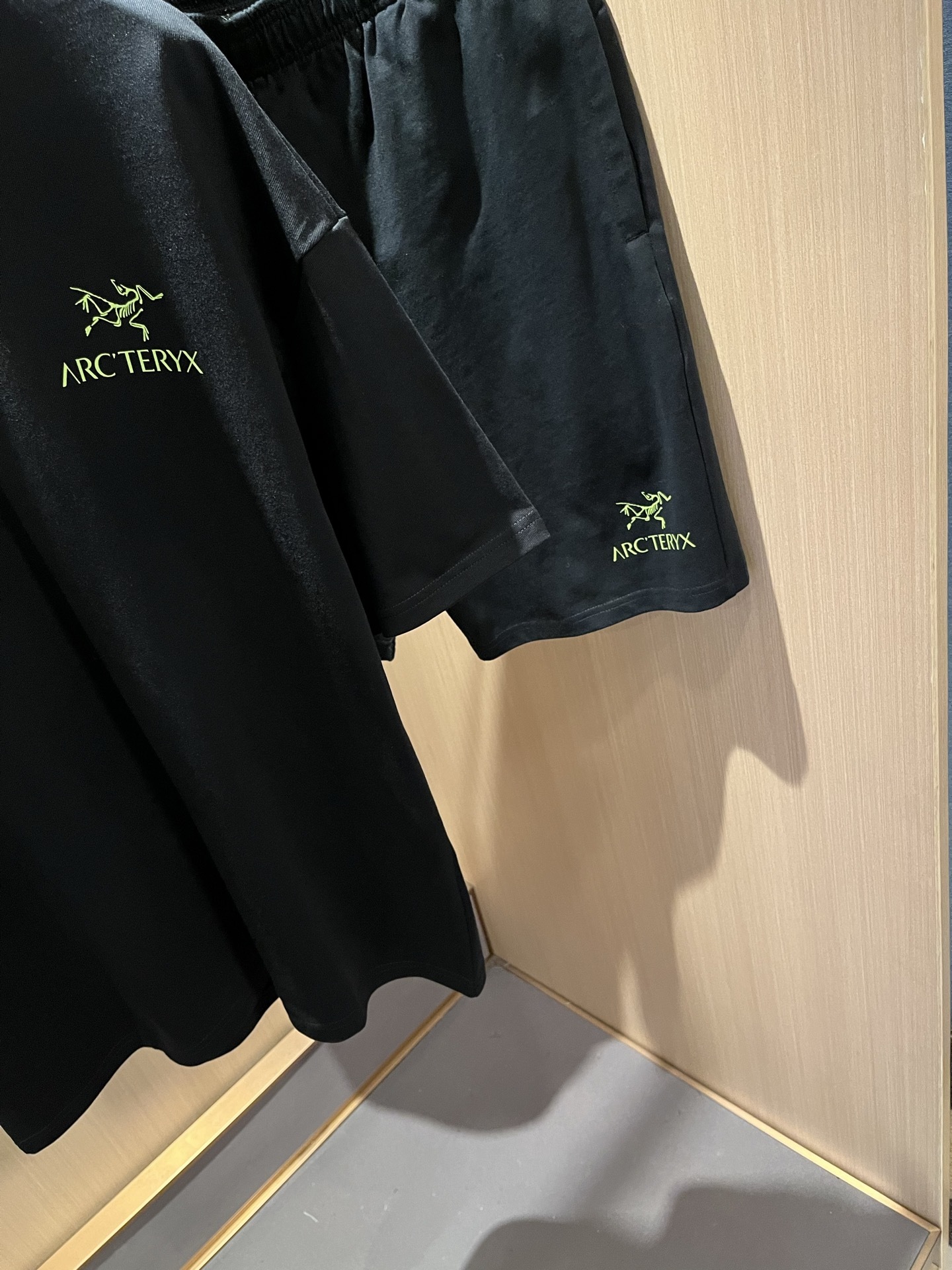 ARCTER*X始*祖鸟 2025春夏新款休闲套装,户外品牌可能大家第一想到的就是加拿大鹅、始祖鸟。给