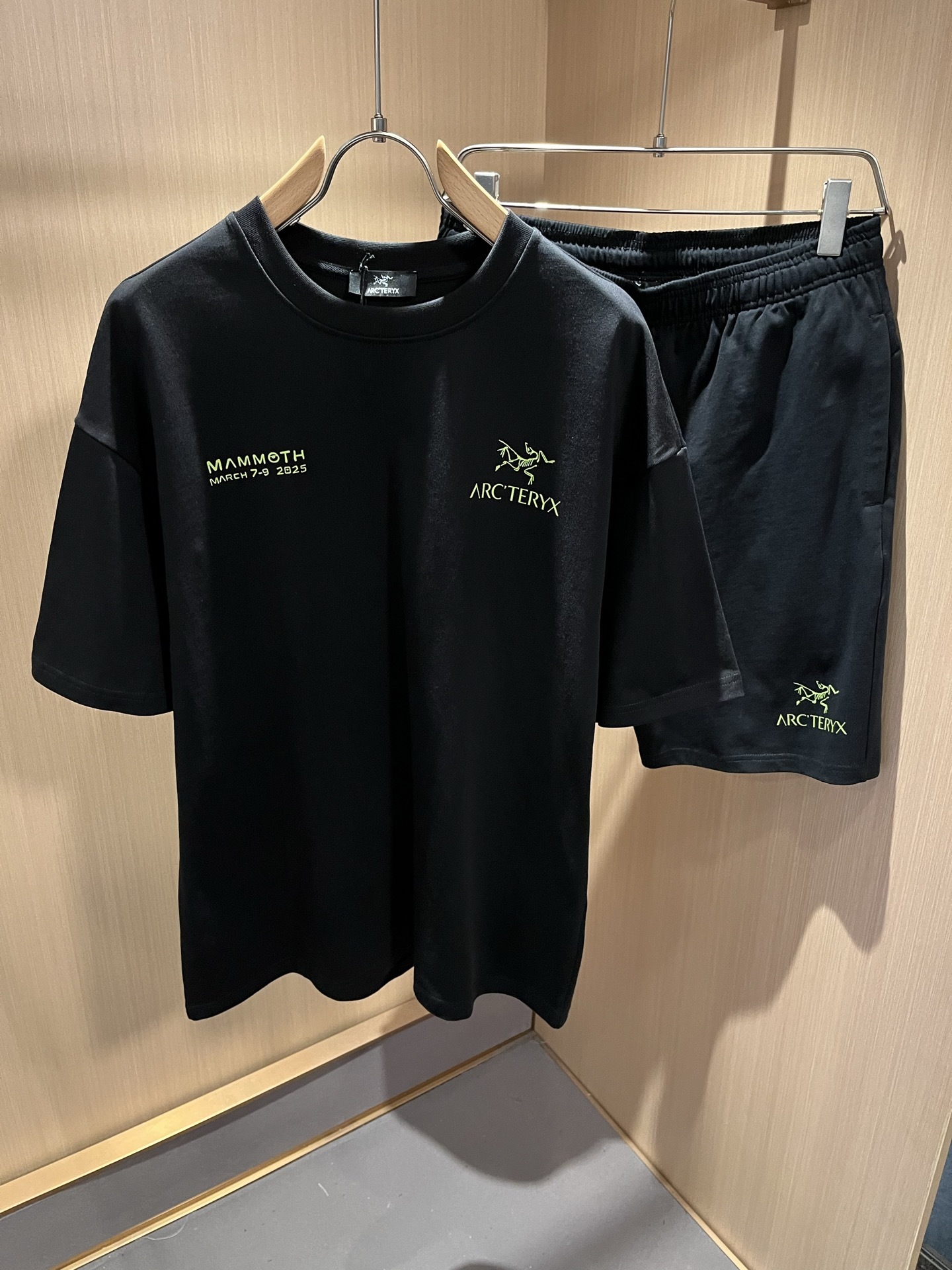 ARCTER*X始*祖鸟 2025春夏新款休闲套装,户外品牌可能大家第一想到的就是加拿大鹅、始祖鸟。给