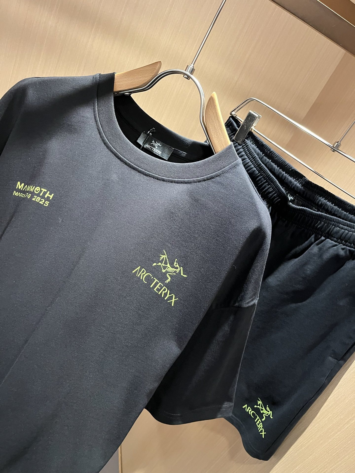 ARCTER*X始*祖鸟 2025春夏新款休闲套装,户外品牌可能大家第一想到的就是加拿大鹅、始祖鸟。给
