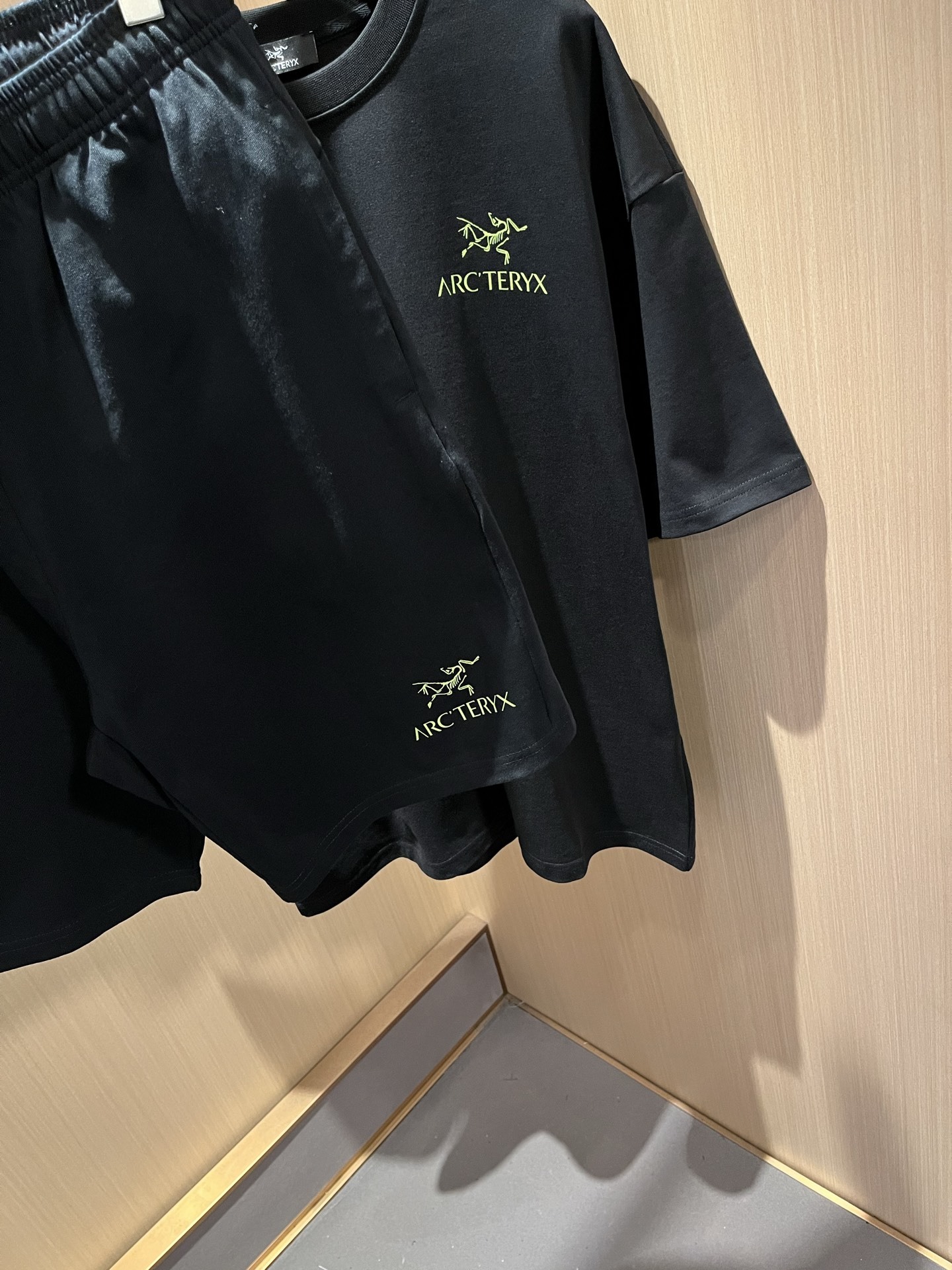 ARCTER*X始*祖鸟 2025春夏新款休闲套装,户外品牌可能大家第一想到的就是加拿大鹅、始祖鸟。给