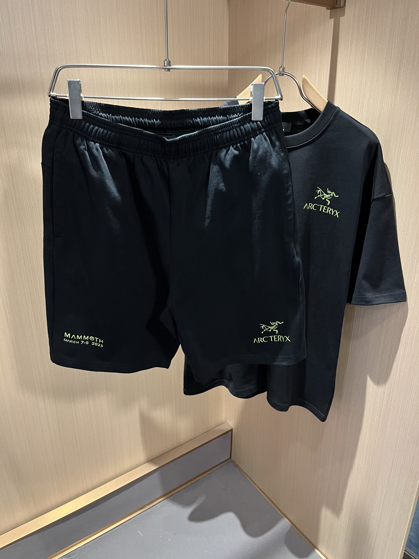 ARCTER*X始*祖鸟 2025春夏新款休闲套装,户外品牌可能大家第一想到的就是加拿大鹅、始祖鸟。给