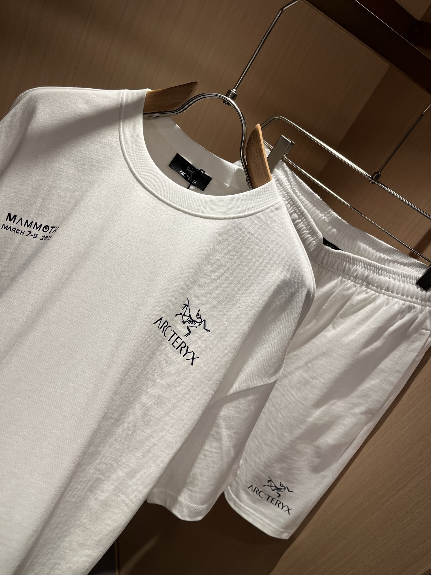 ARCTER*X始*祖鸟 2025春夏新款休闲套装,户外品牌可能大家第一想到的就是加拿大鹅、始祖鸟。给